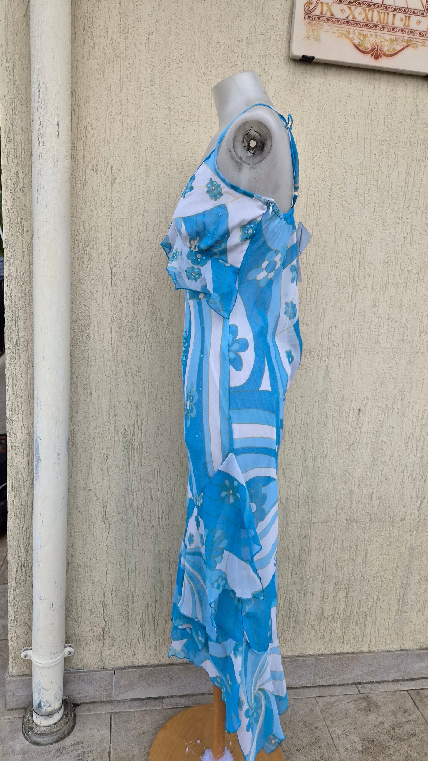 Robe en voile fleuri à volants bleu et blanc