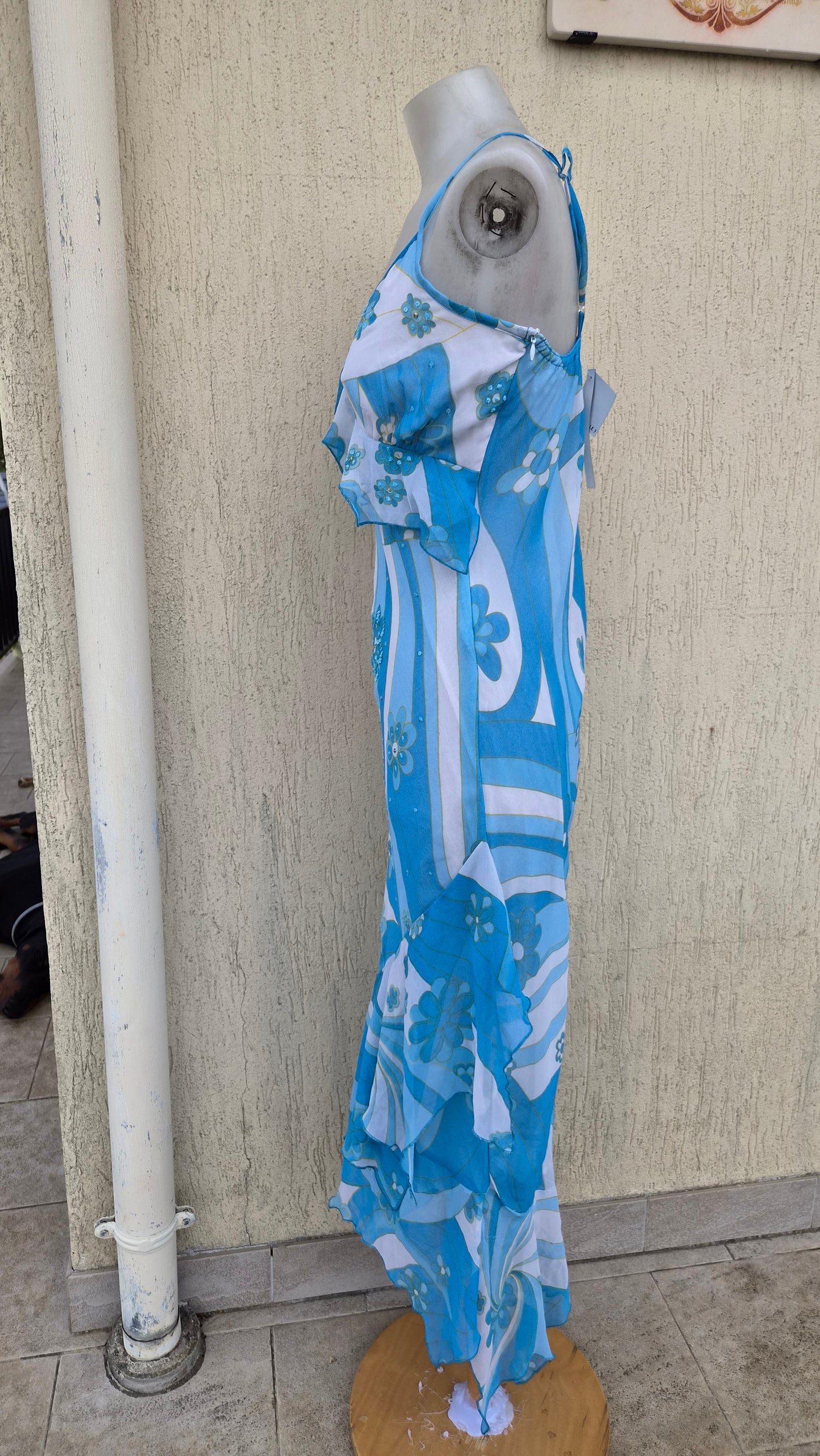 Robe en voile fleuri à volants bleu et blanc