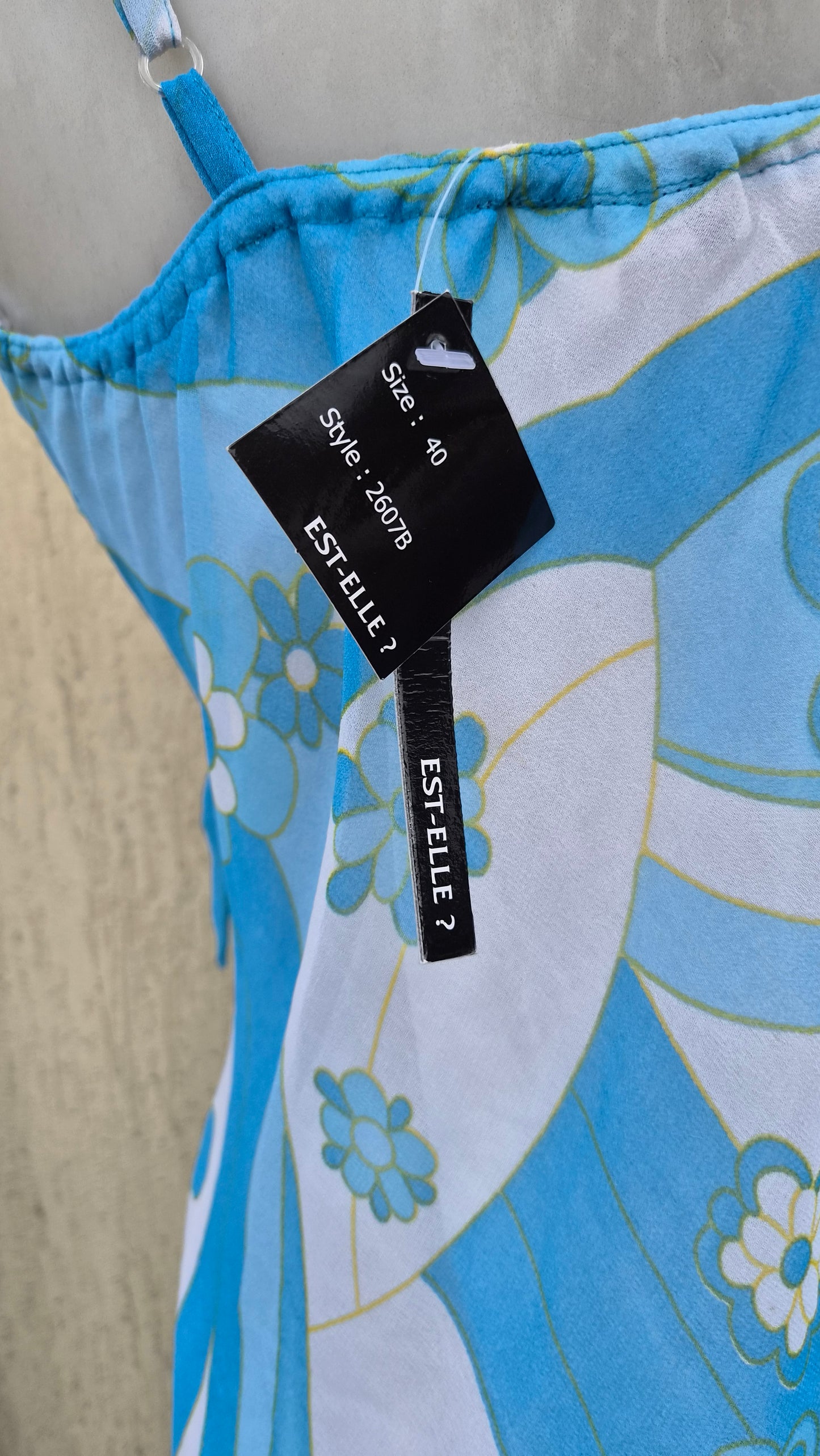 Robe en voile fleuri à volants bleu et blanc