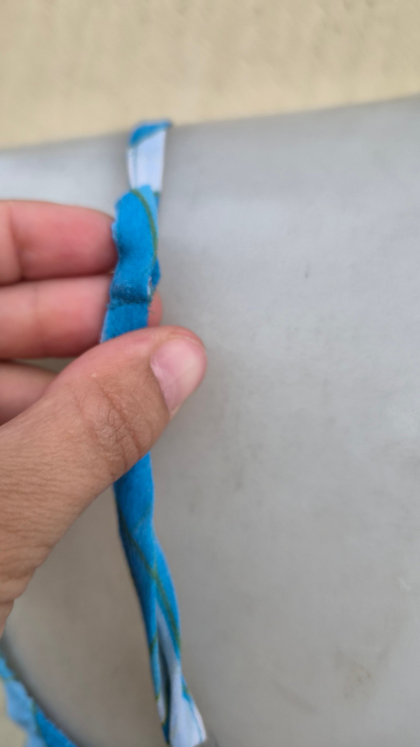 Robe en voile fleuri à volants bleu et blanc