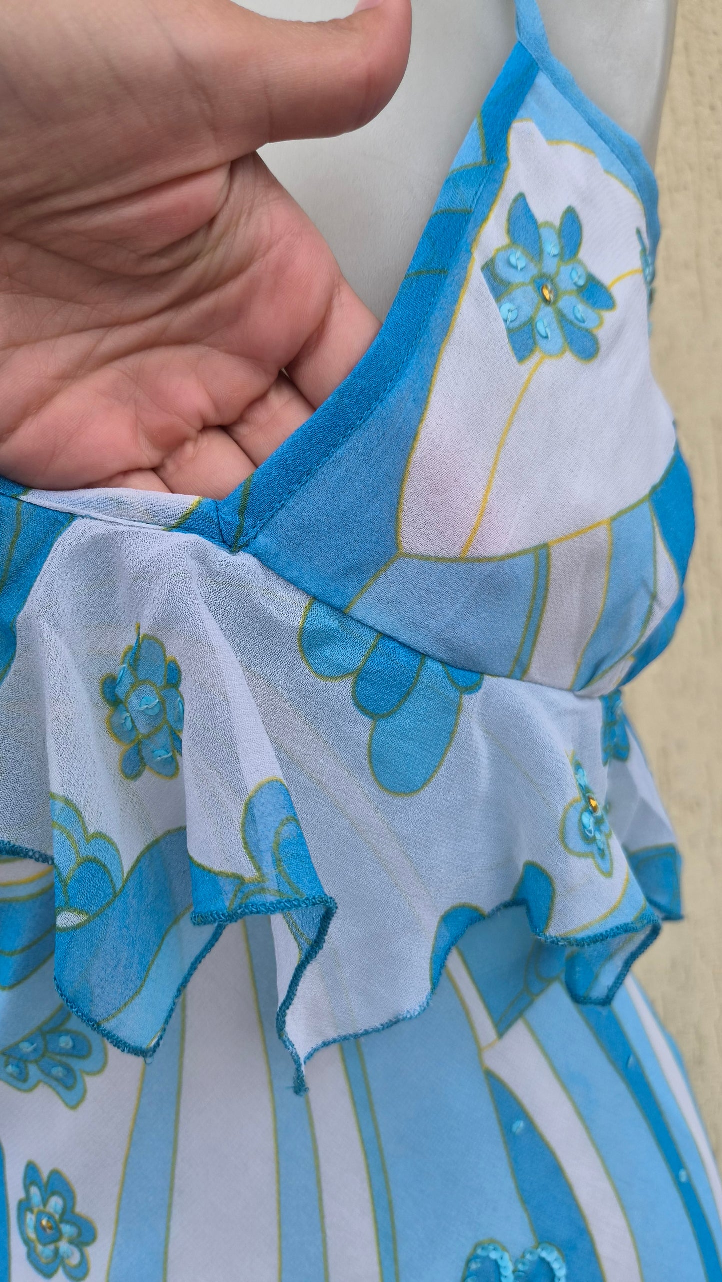 Robe en voile fleuri à volants bleu et blanc