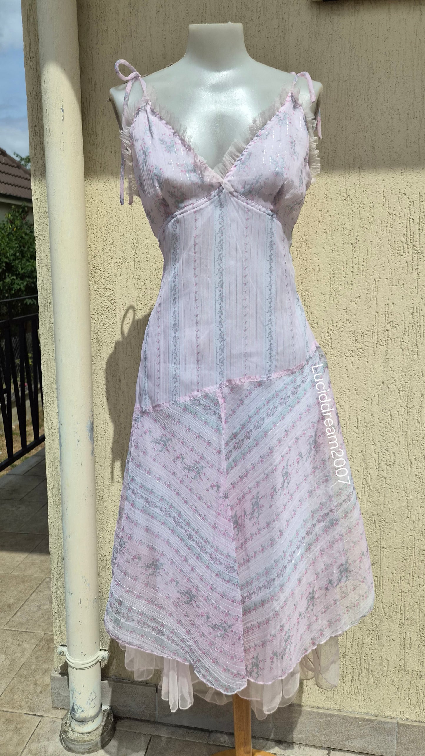 Robe en voile tons rose pâle