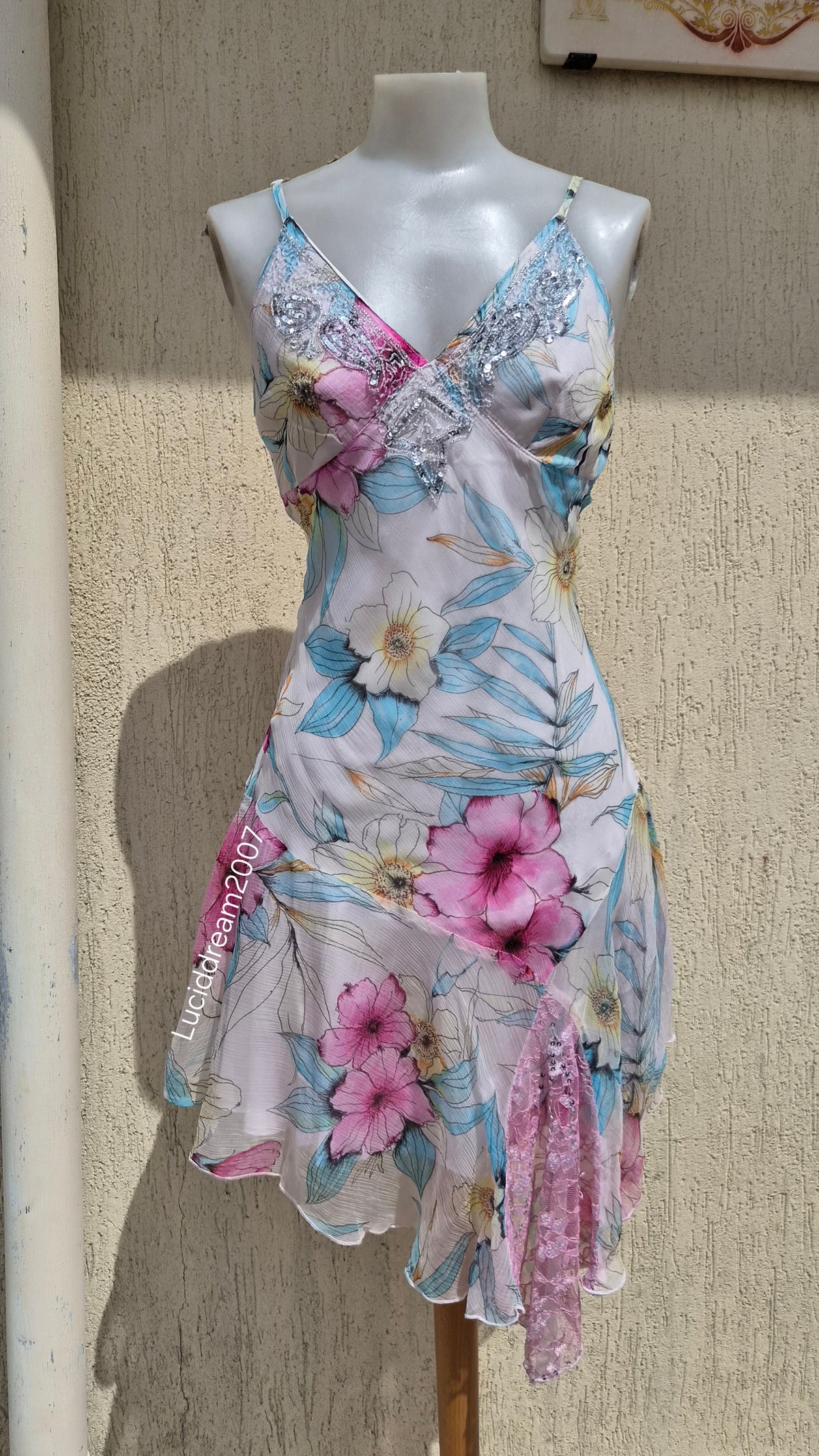 Robe en voile fleuri détails broderies et sequins