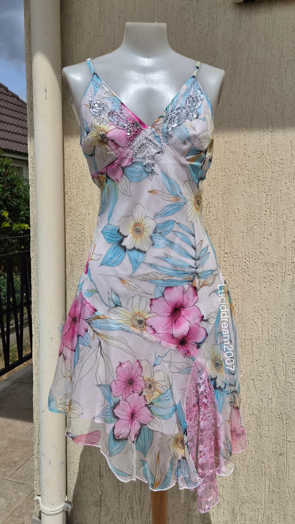 Robe en voile fleuri détails broderies et sequins