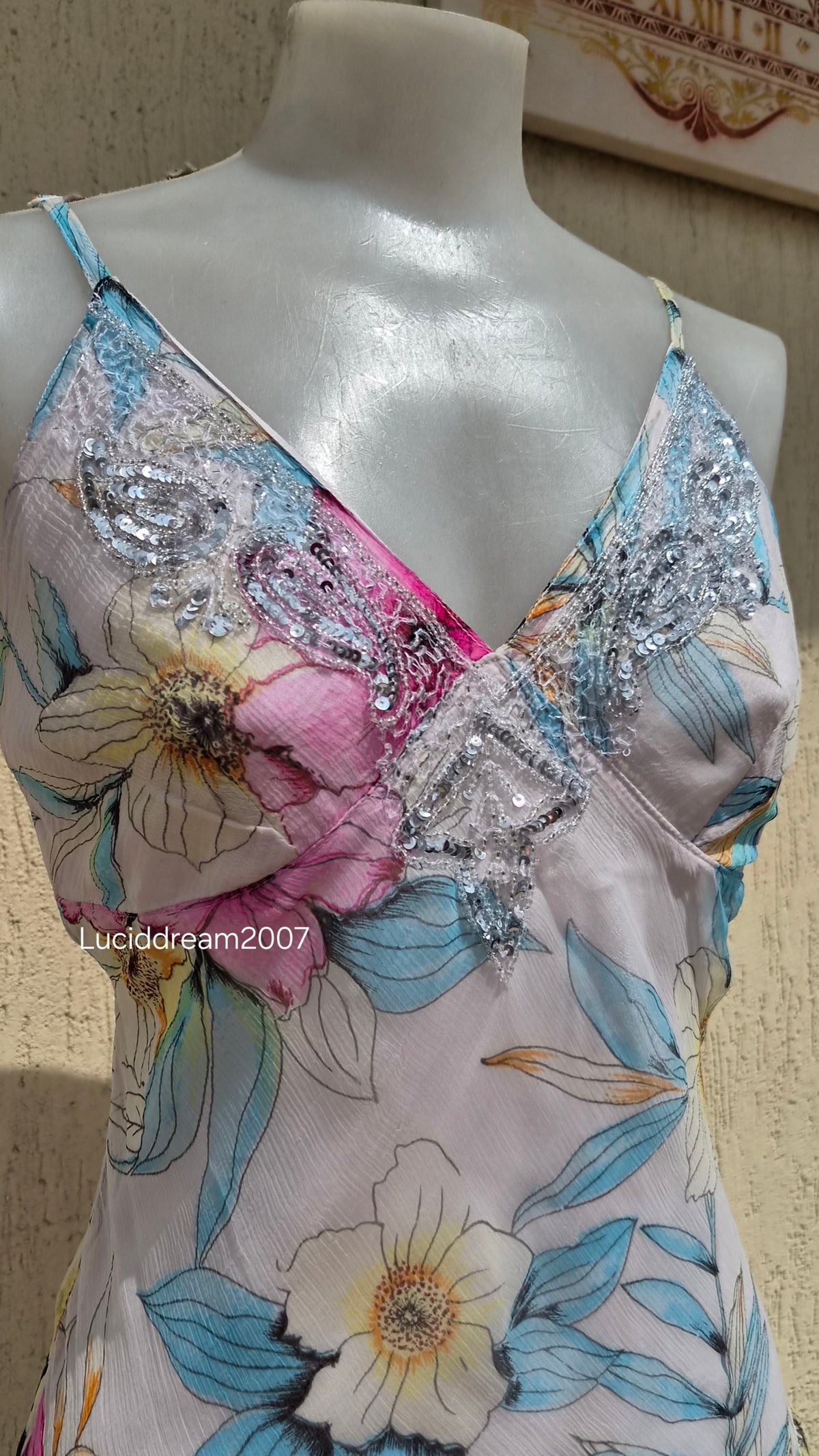 Robe en voile fleuri détails broderies et sequins