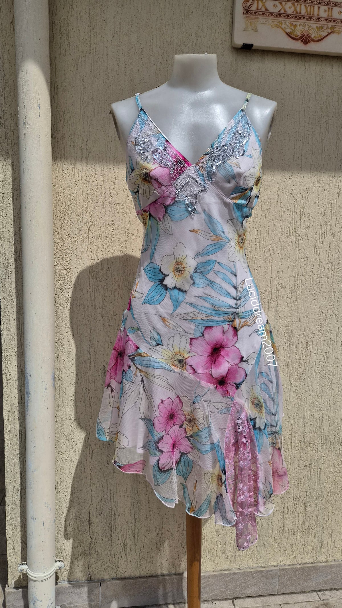 Robe en voile fleuri détails broderies et sequins