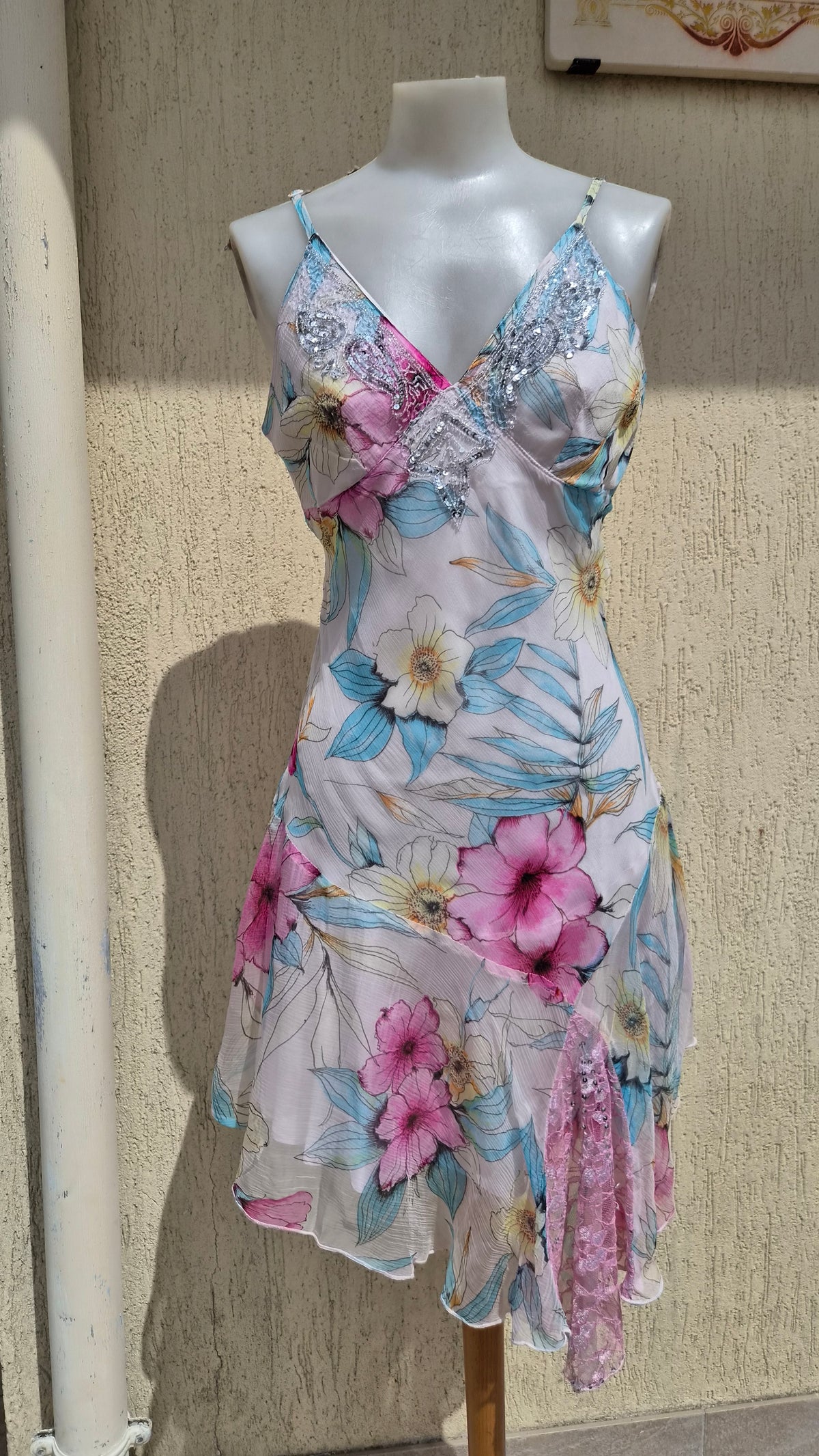 Robe en voile fleuri détails broderies et sequins