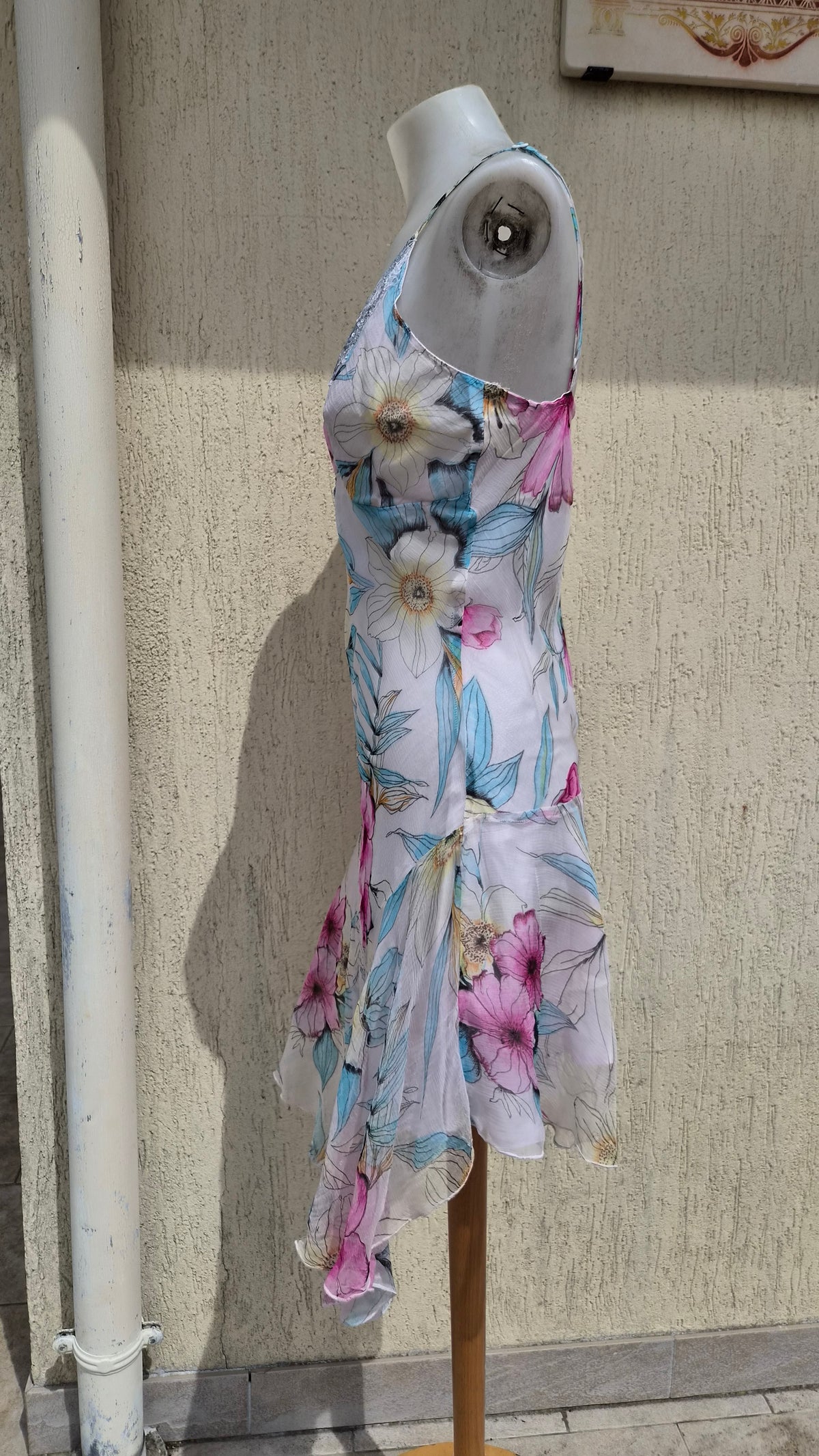 Robe en voile fleuri détails broderies et sequins