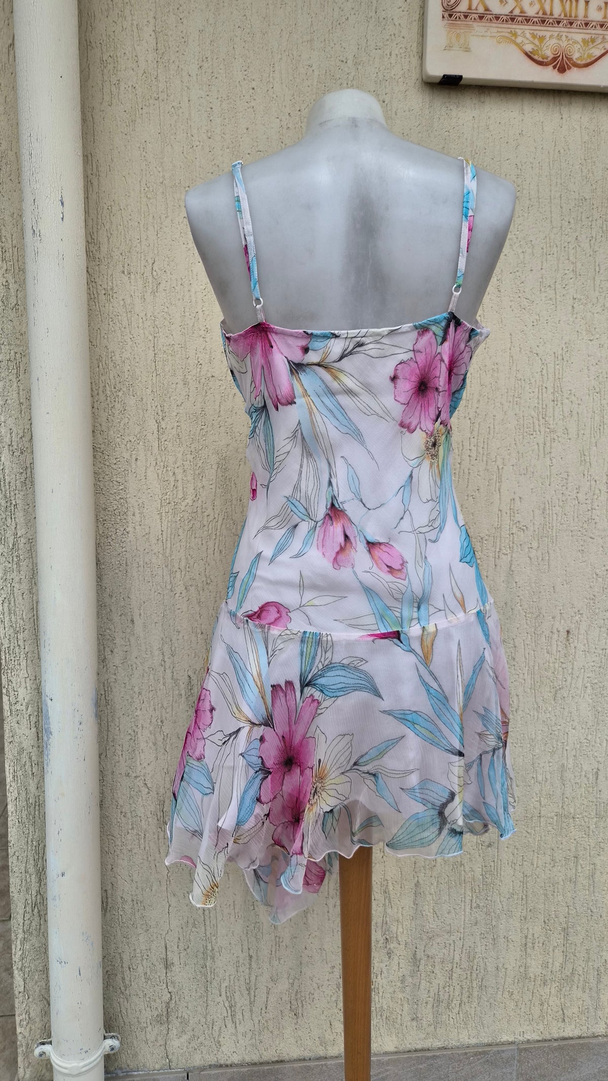 Robe en voile fleuri détails broderies et sequins