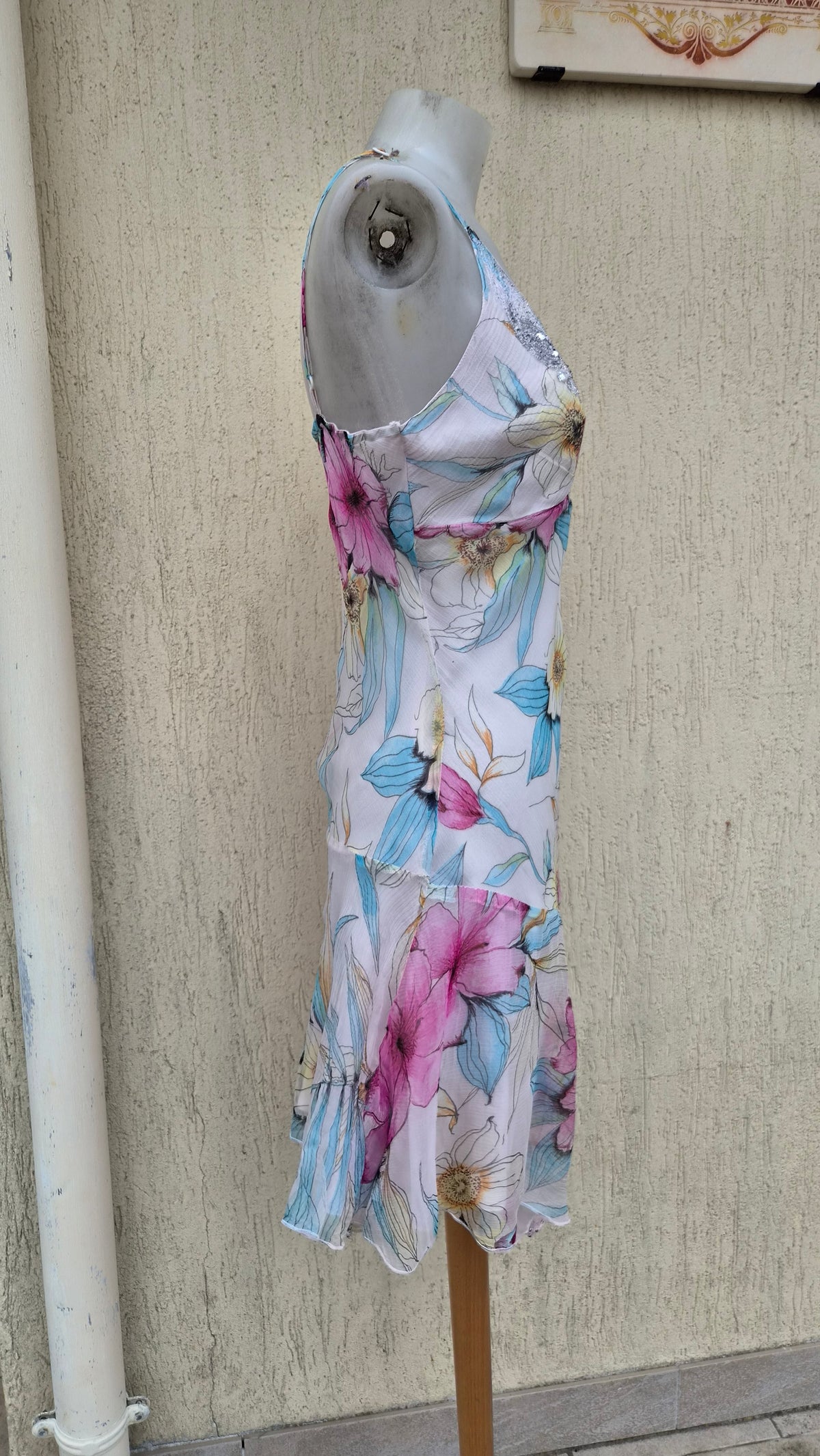 Robe en voile fleuri détails broderies et sequins