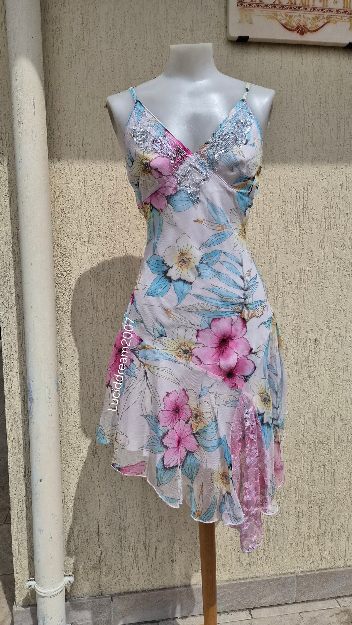 Robe en voile fleuri détails broderies et sequins
