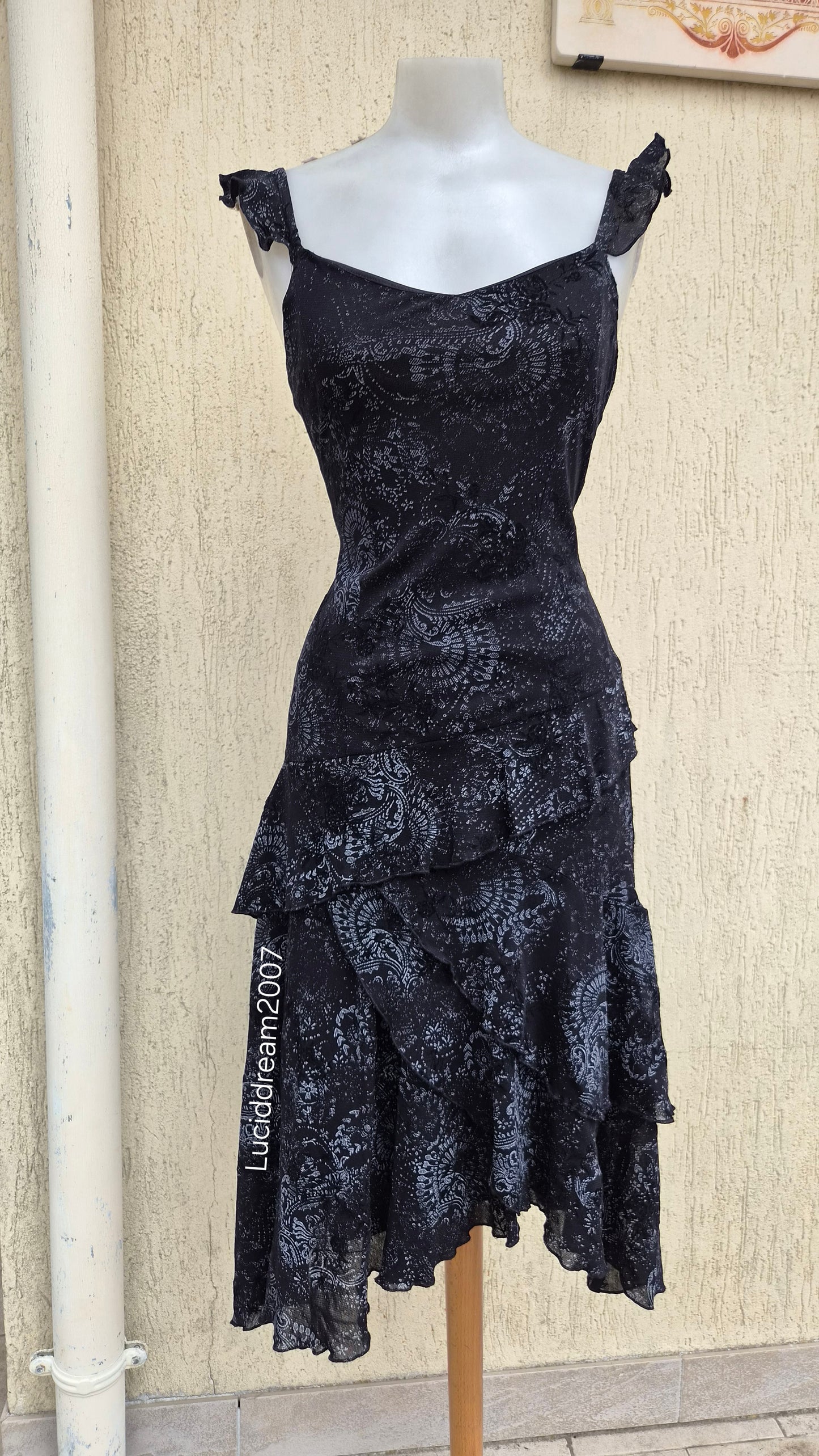 Robe asymétrique noire motif floral