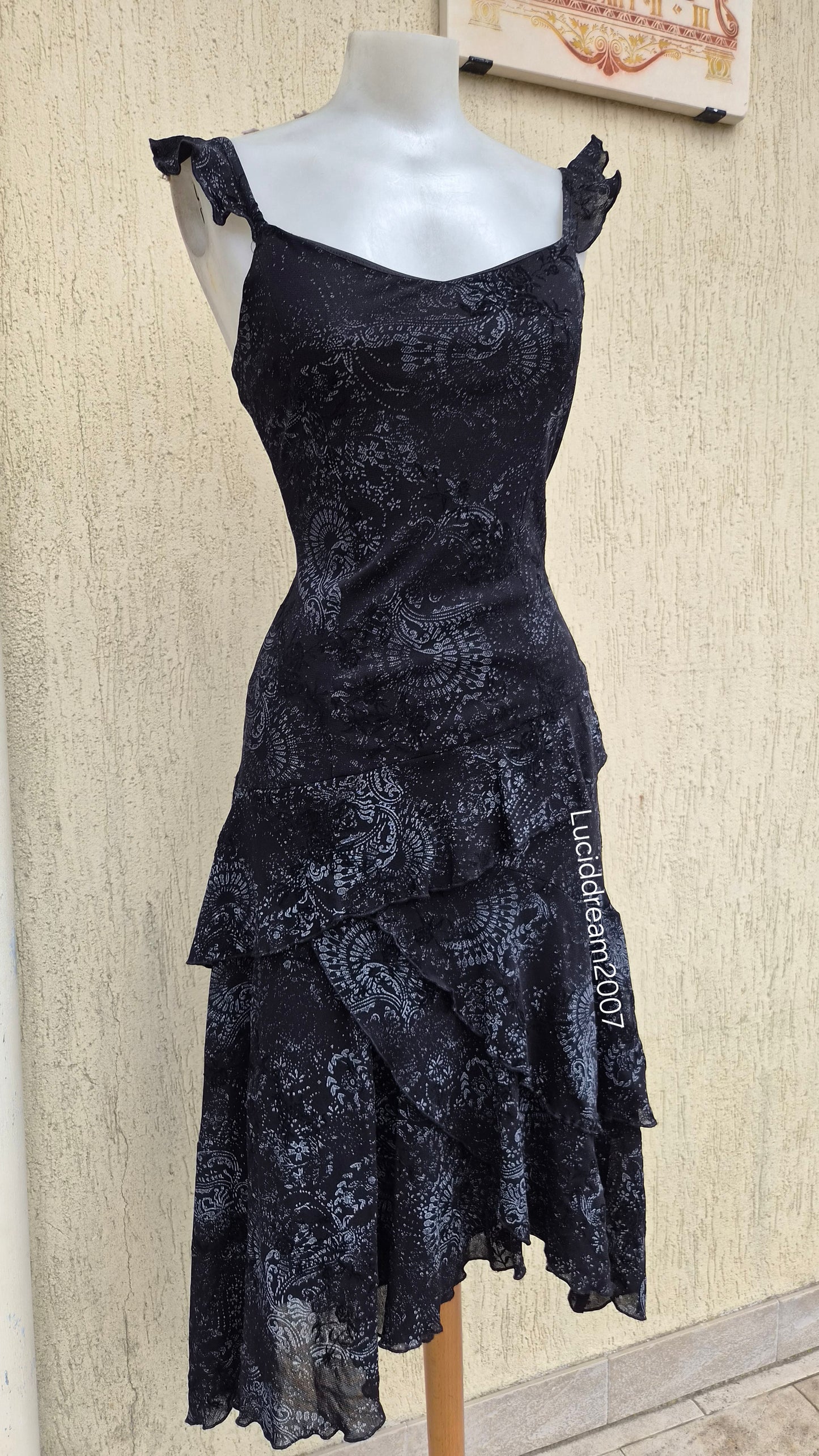 Robe asymétrique noire motif floral