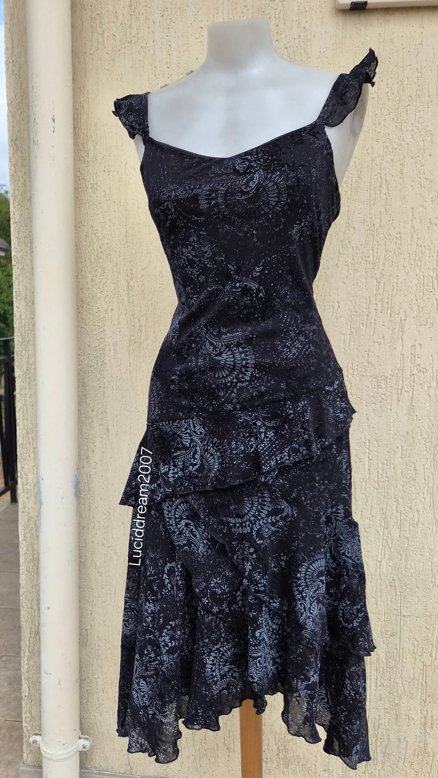 Robe asymétrique noire motif floral