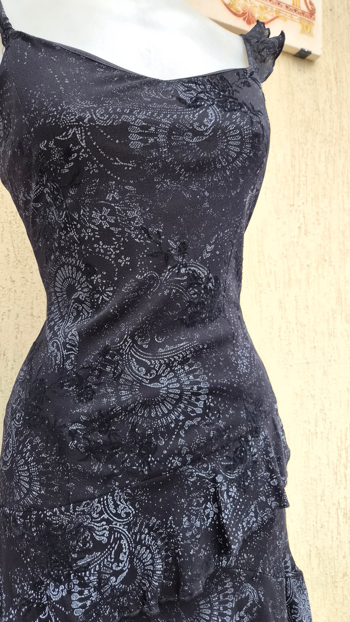 Robe asymétrique noire motif floral