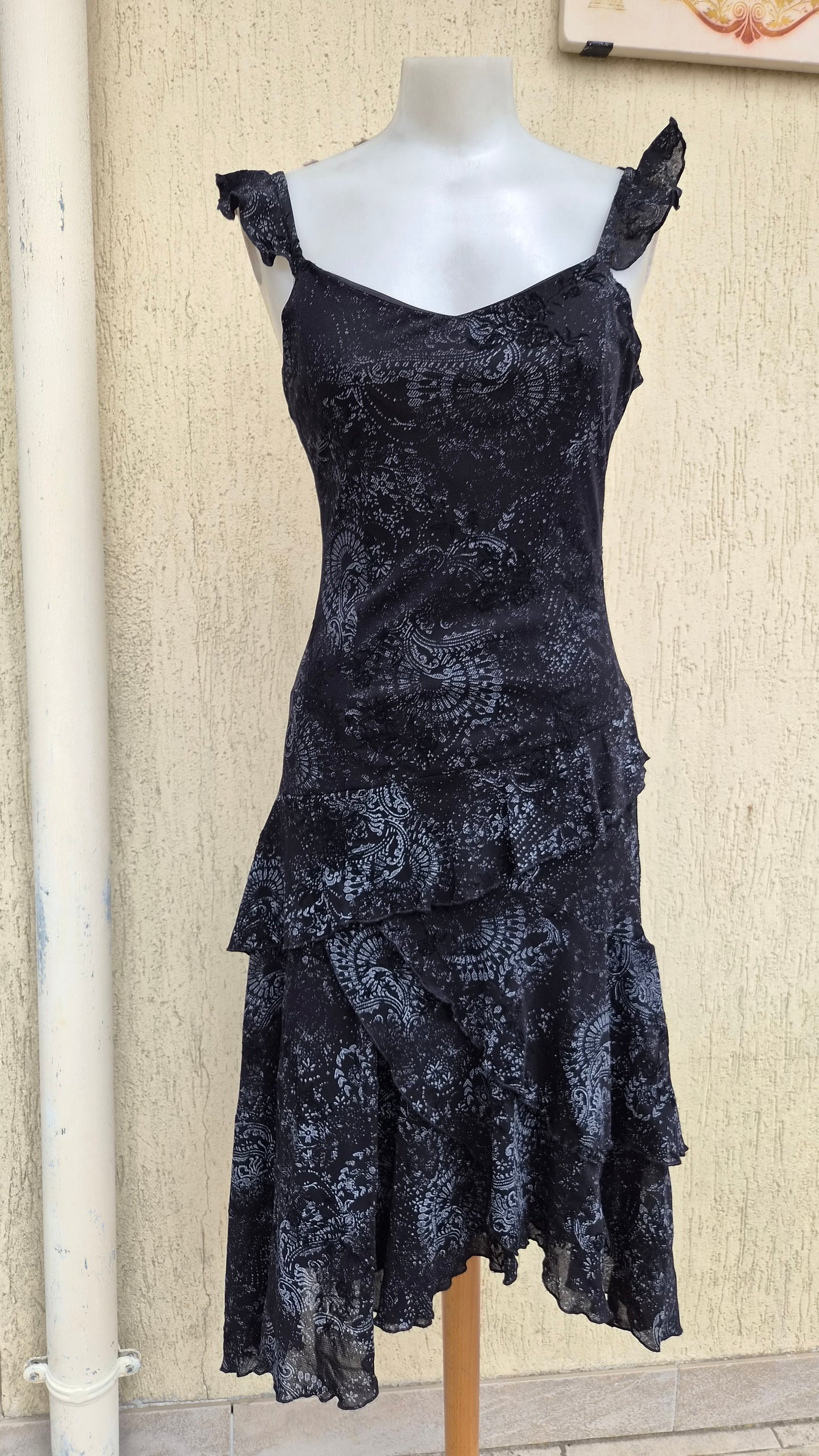 Robe asymétrique noire motif floral