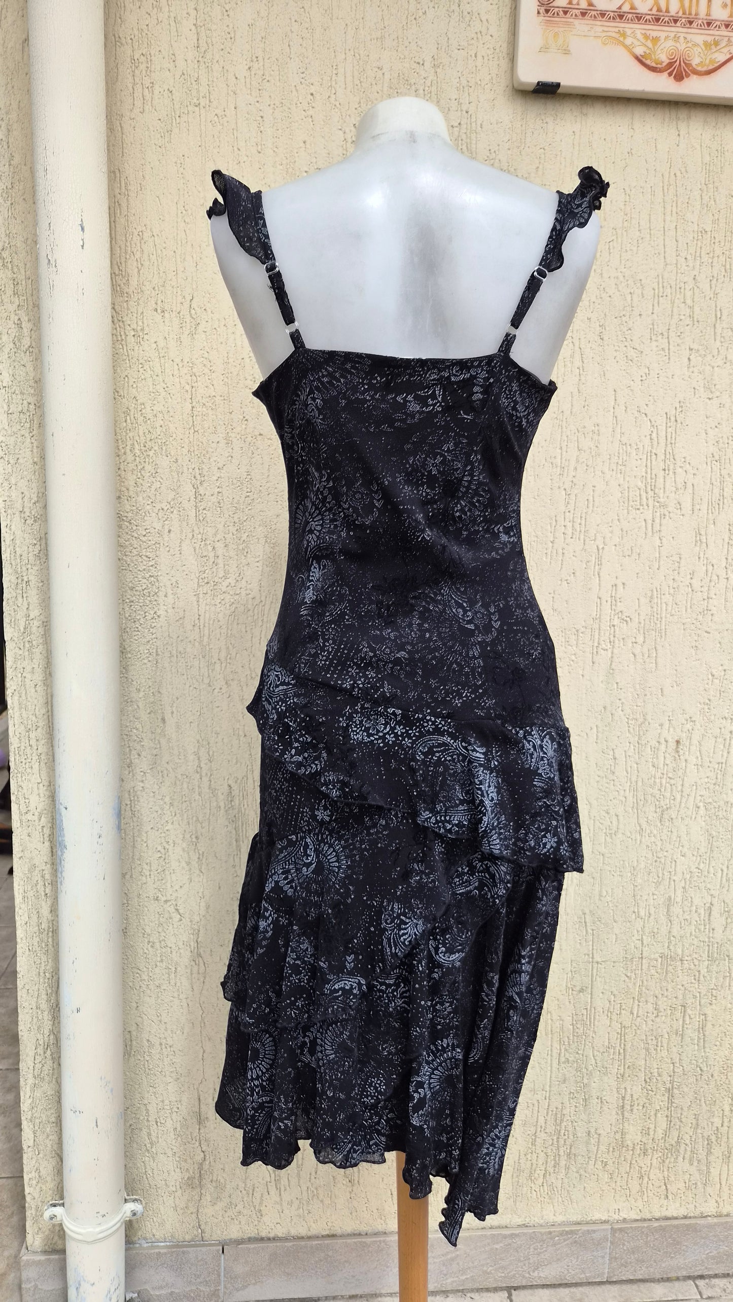 Robe asymétrique noire motif floral
