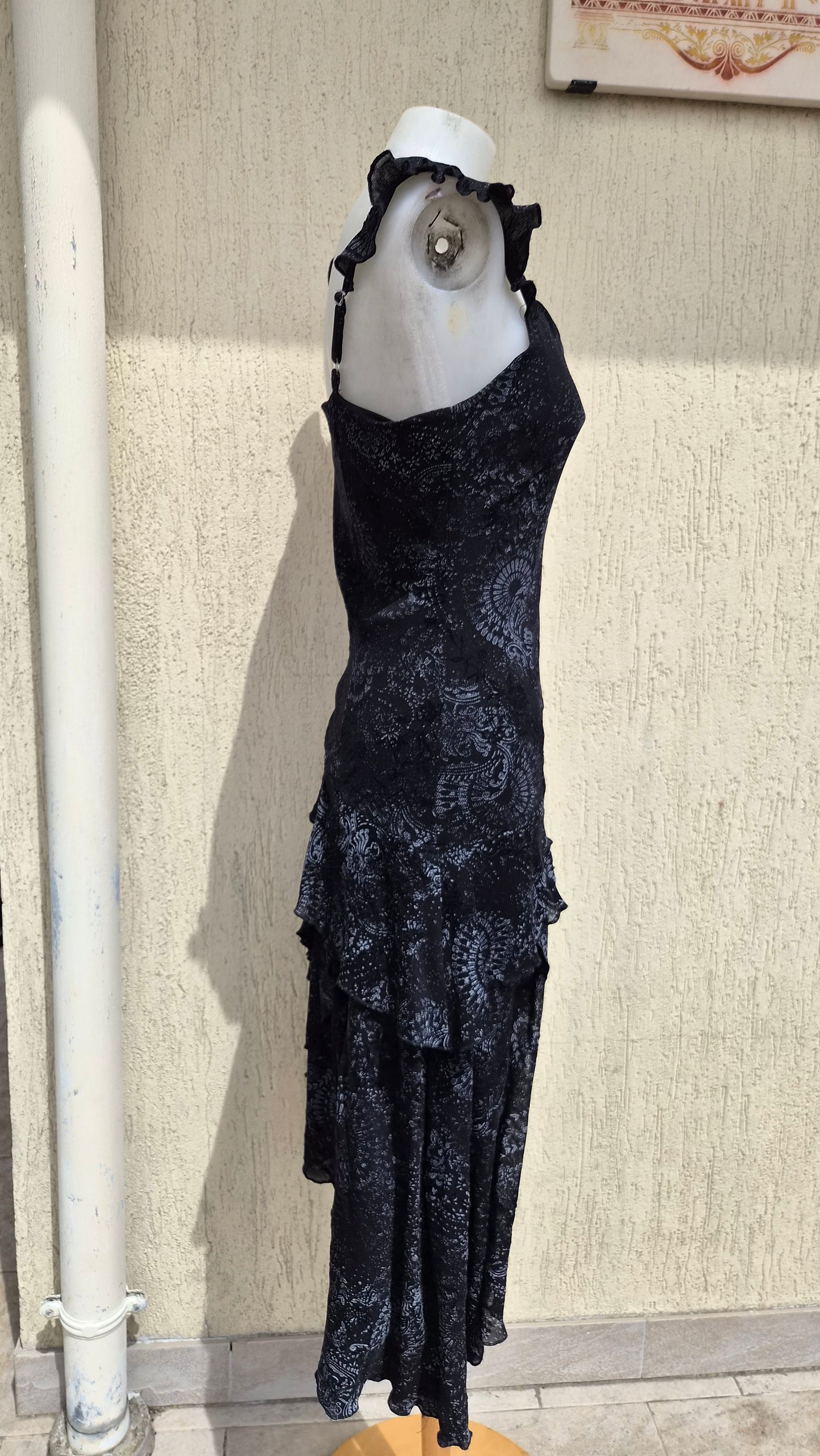 Robe asymétrique noire motif floral