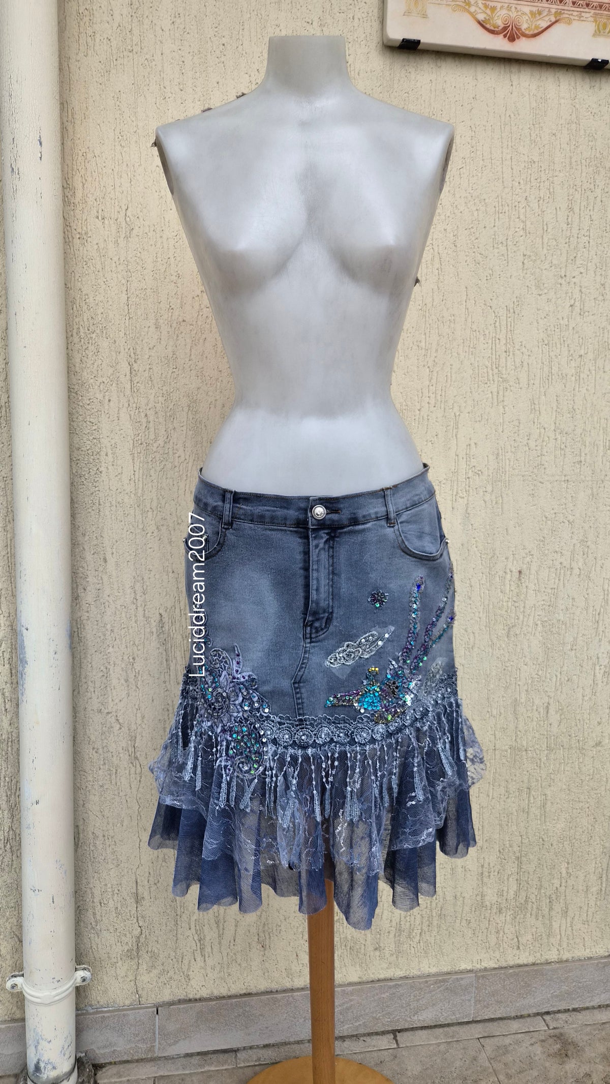 Robe en denim brodée