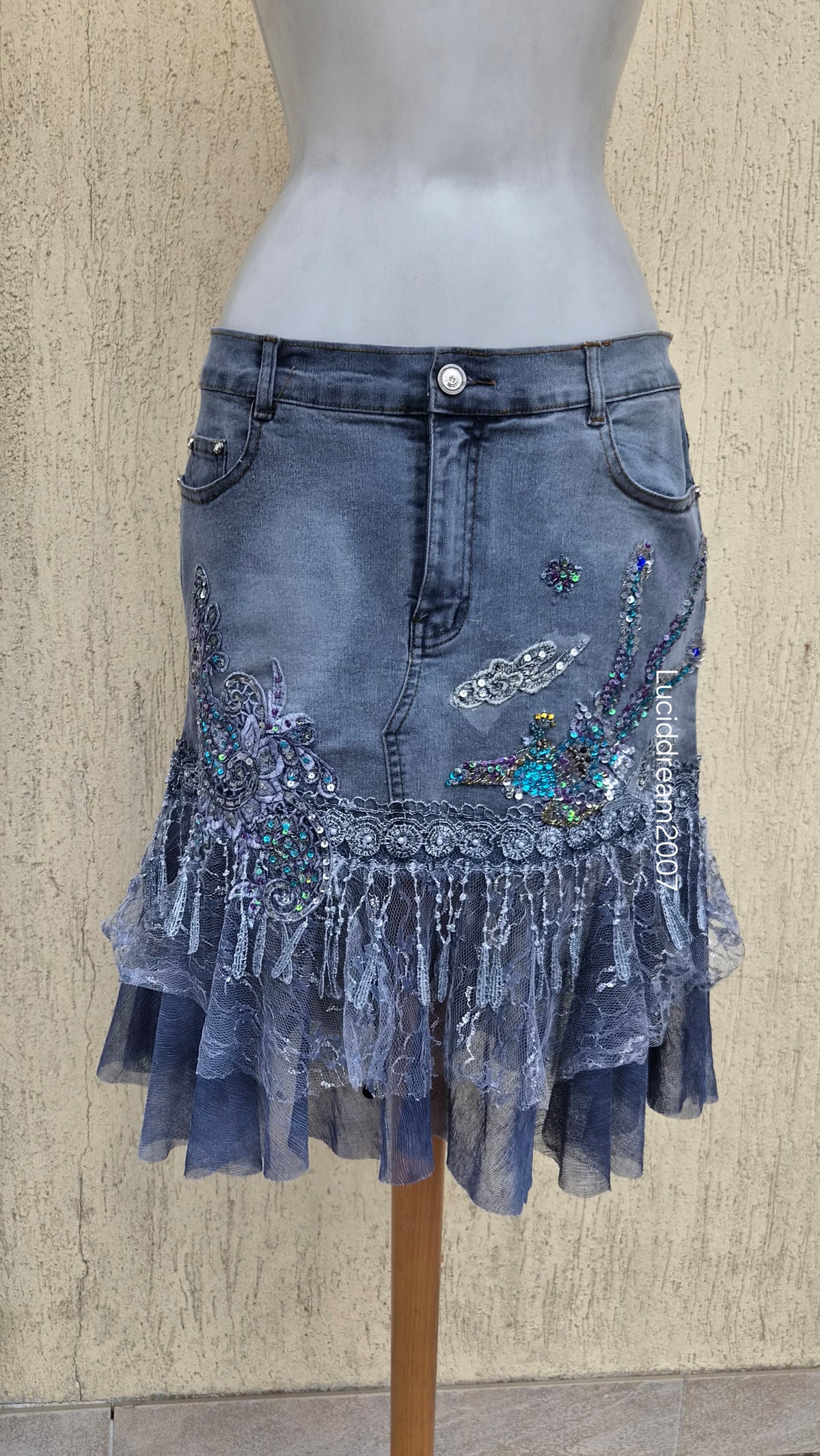 Robe en denim brodée