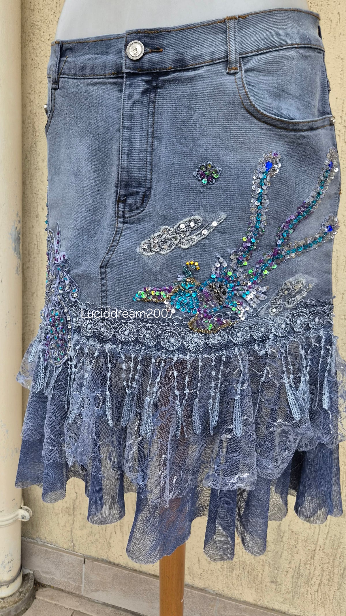 Robe en denim brodée