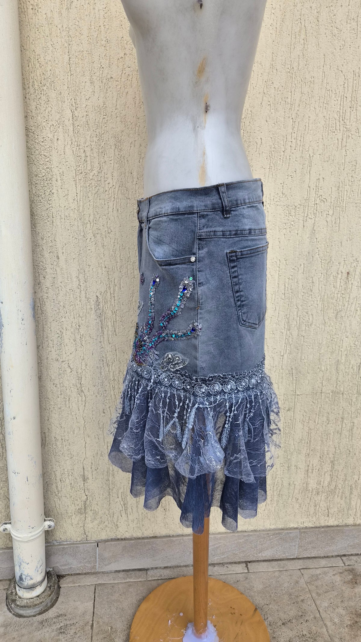 Robe en denim brodée