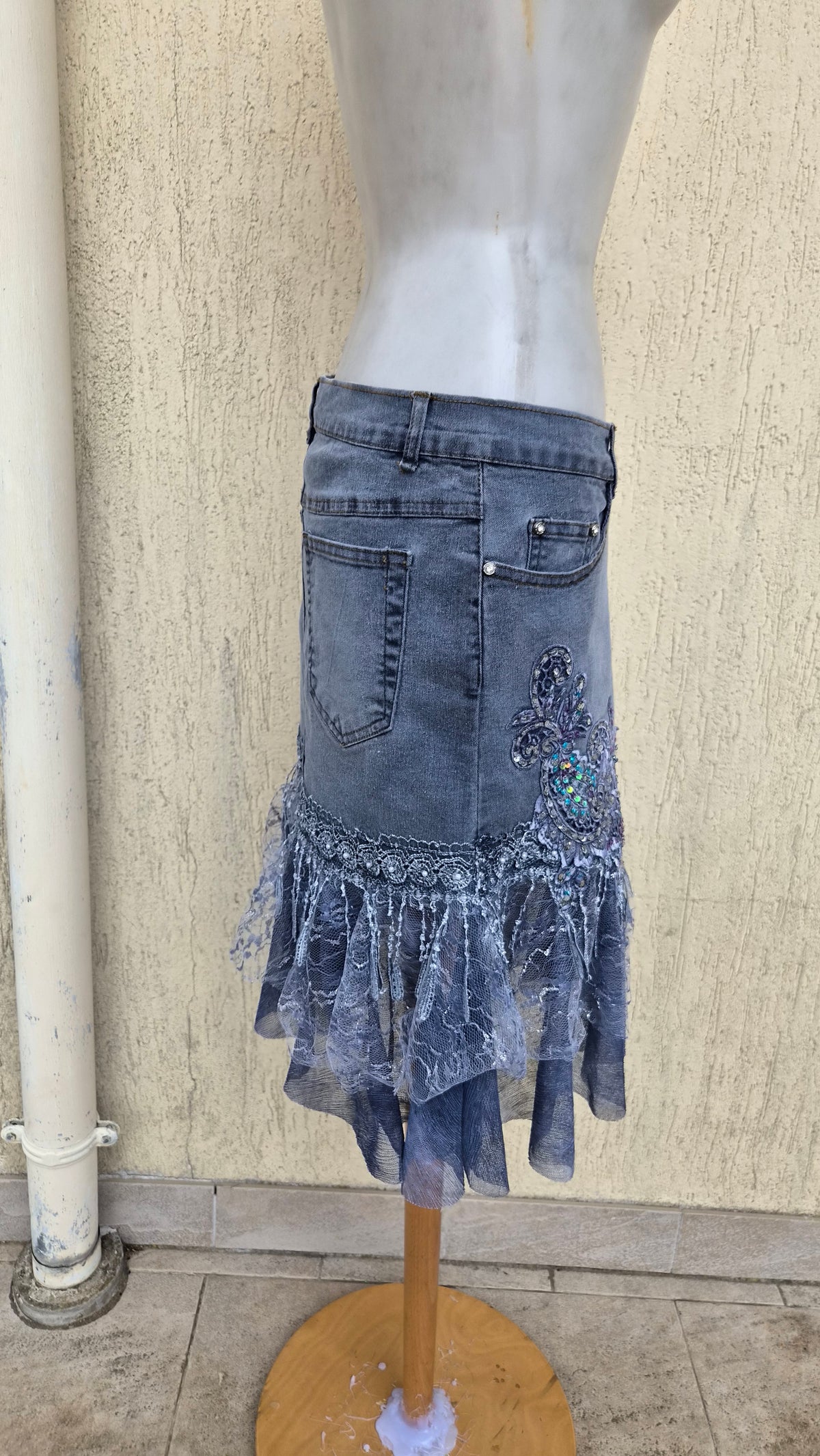Robe en denim brodée
