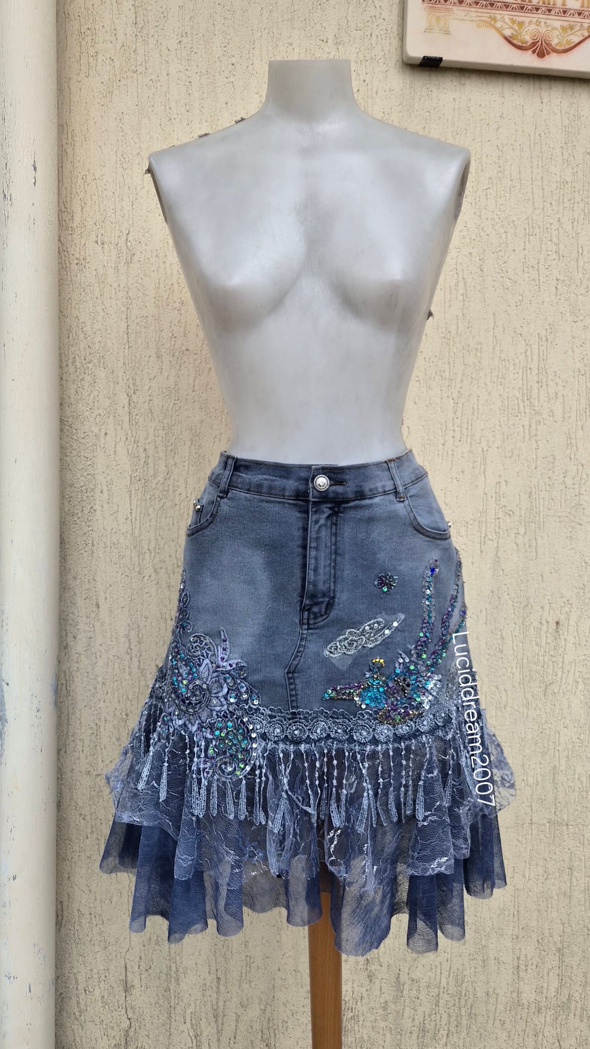 Robe en denim brodée