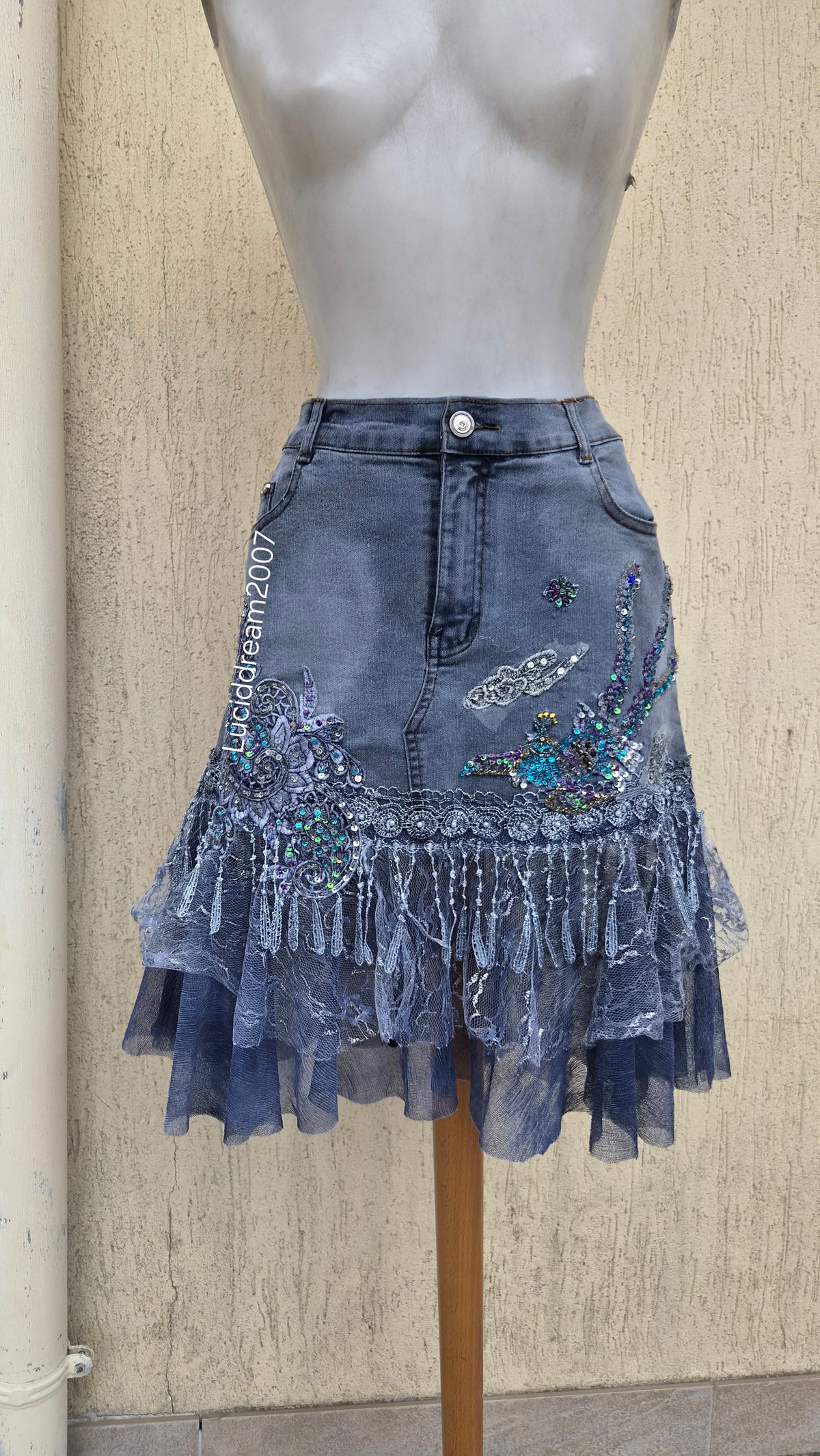 Robe en denim brodée