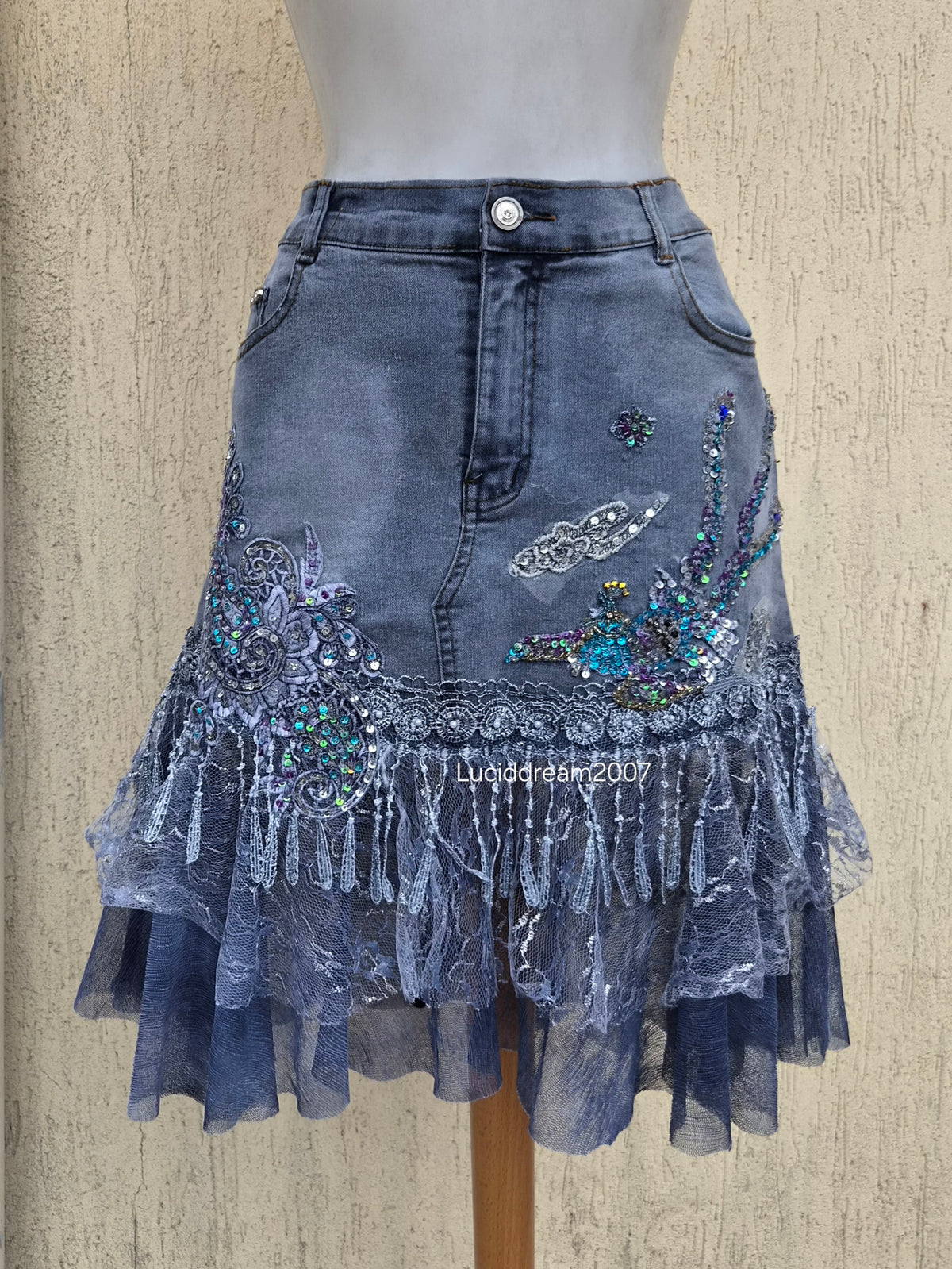 Robe en denim brodée