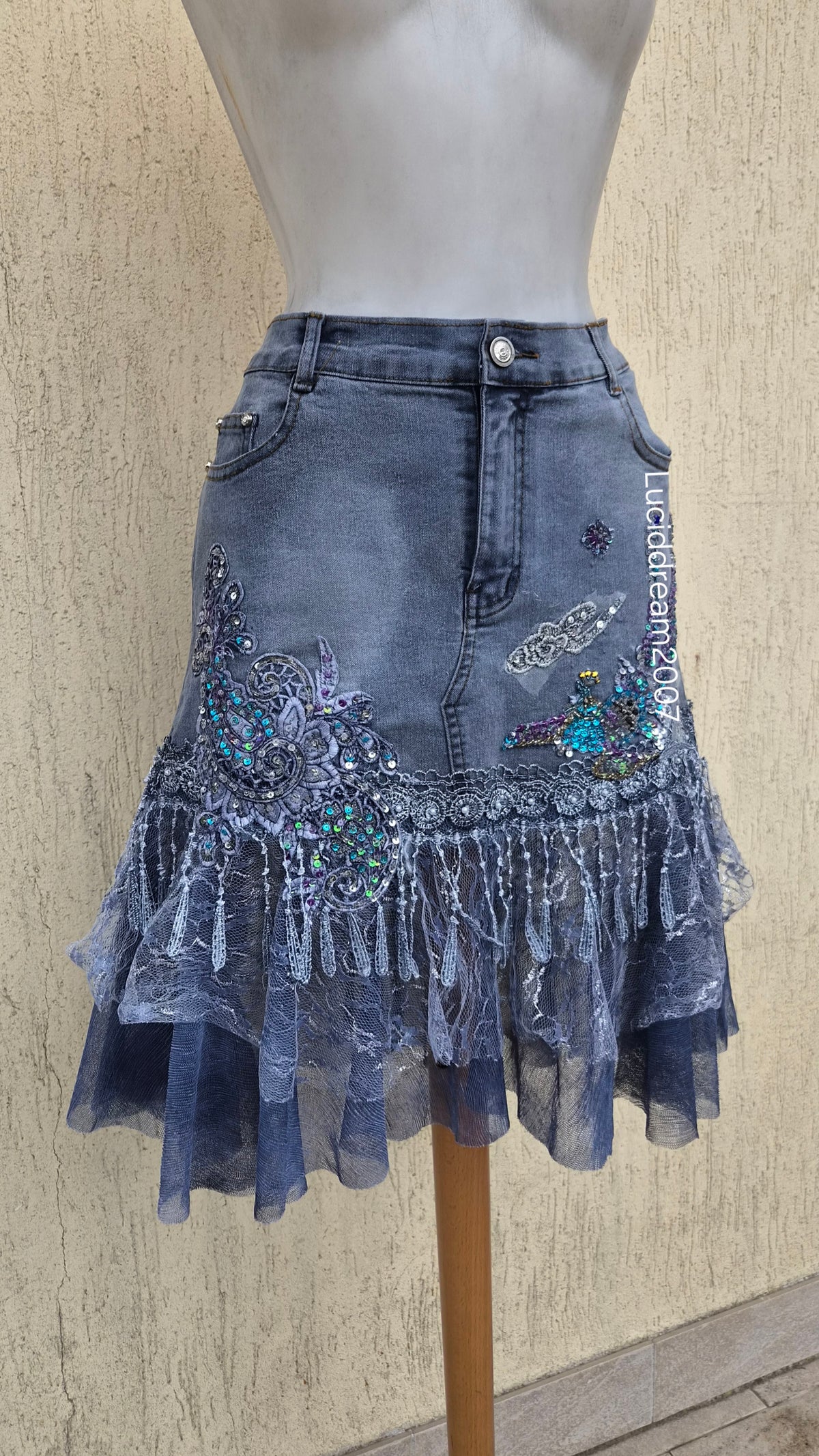 Robe en denim brodée