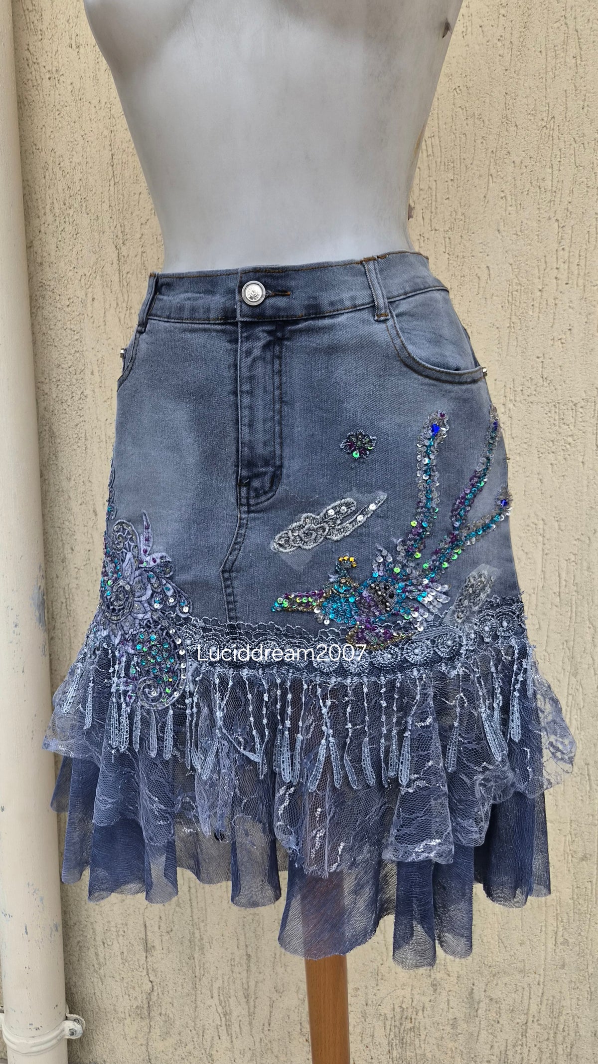 Robe en denim brodée