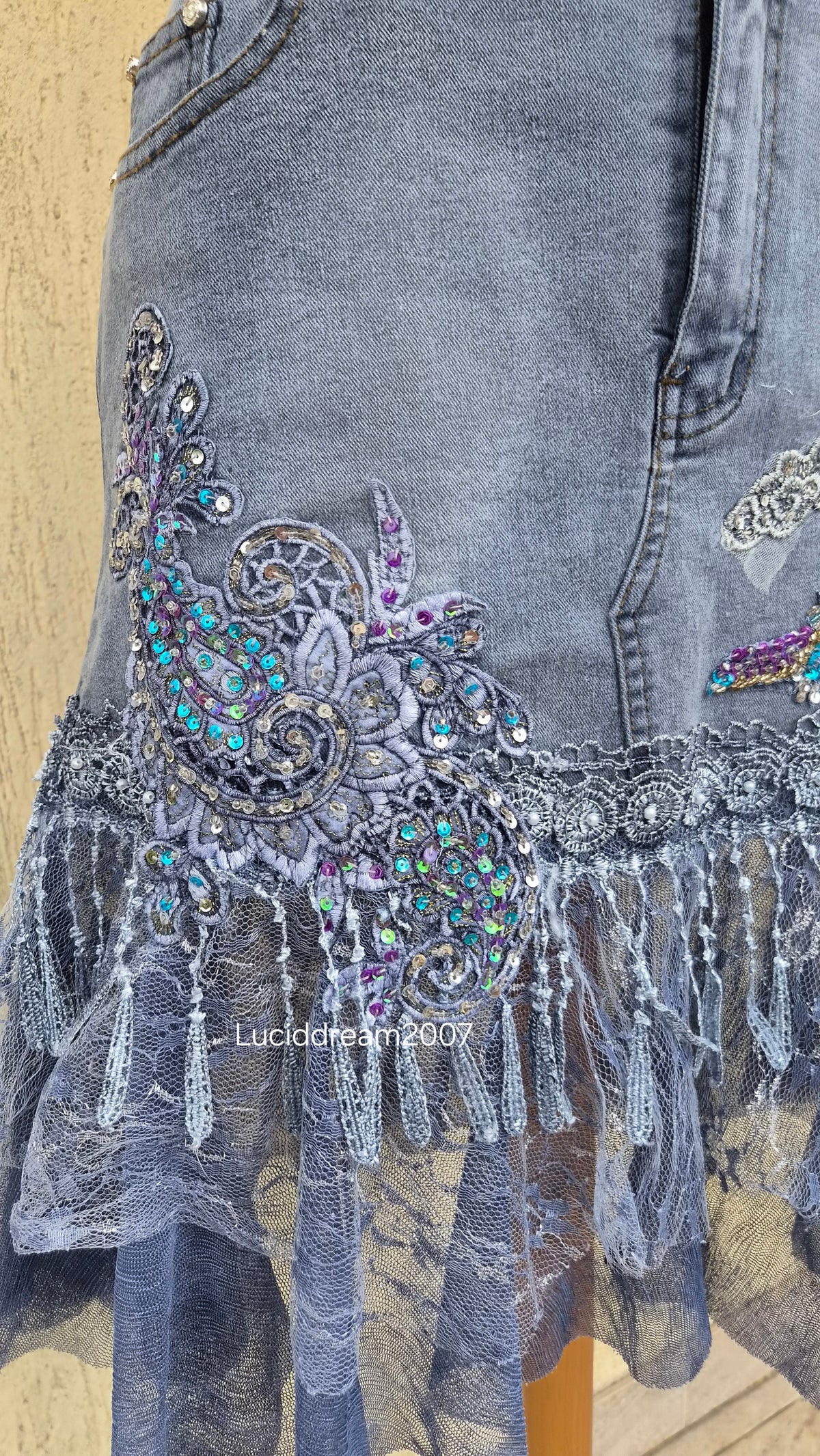 Robe en denim brodée