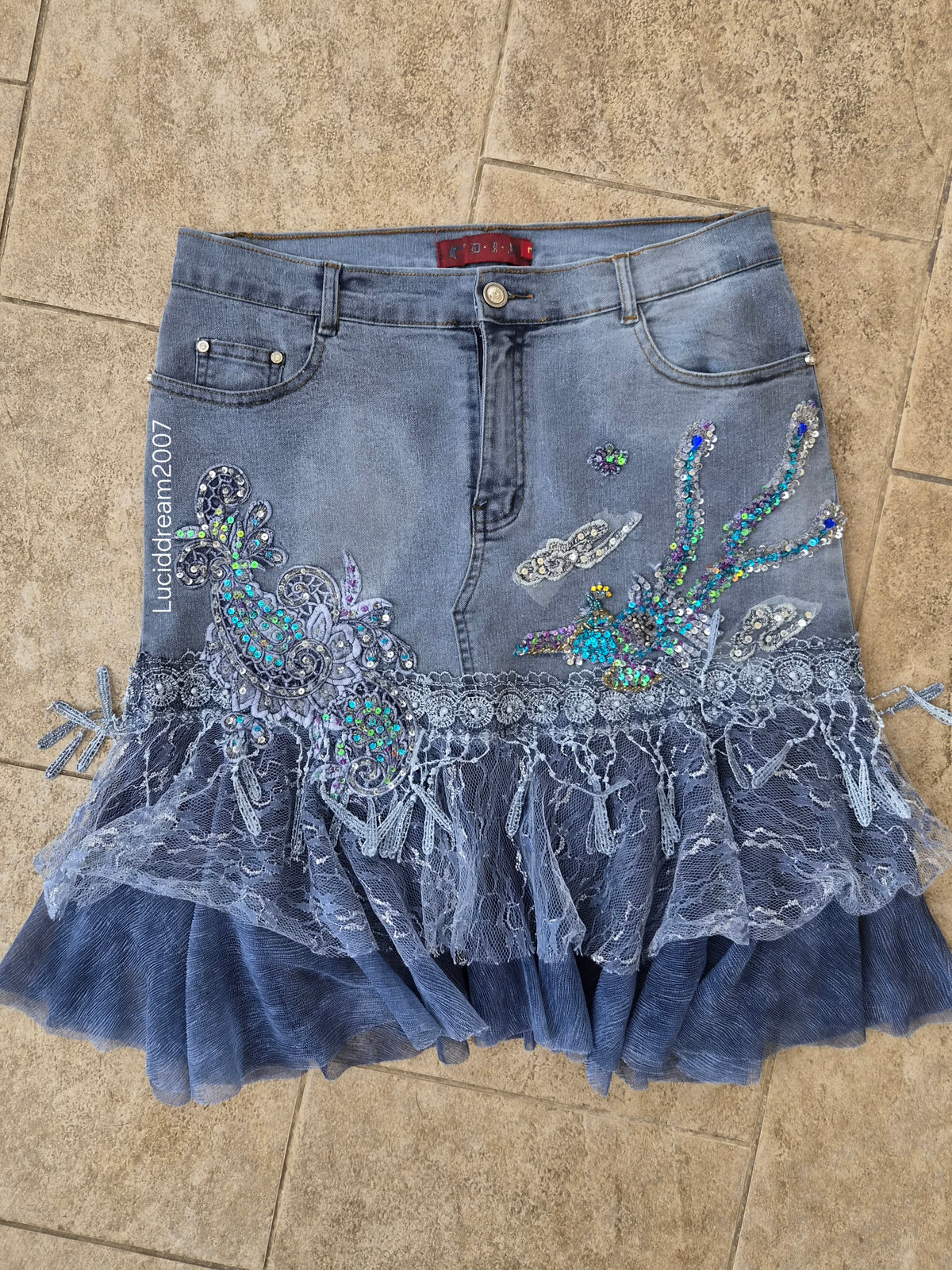 Robe en denim brodée