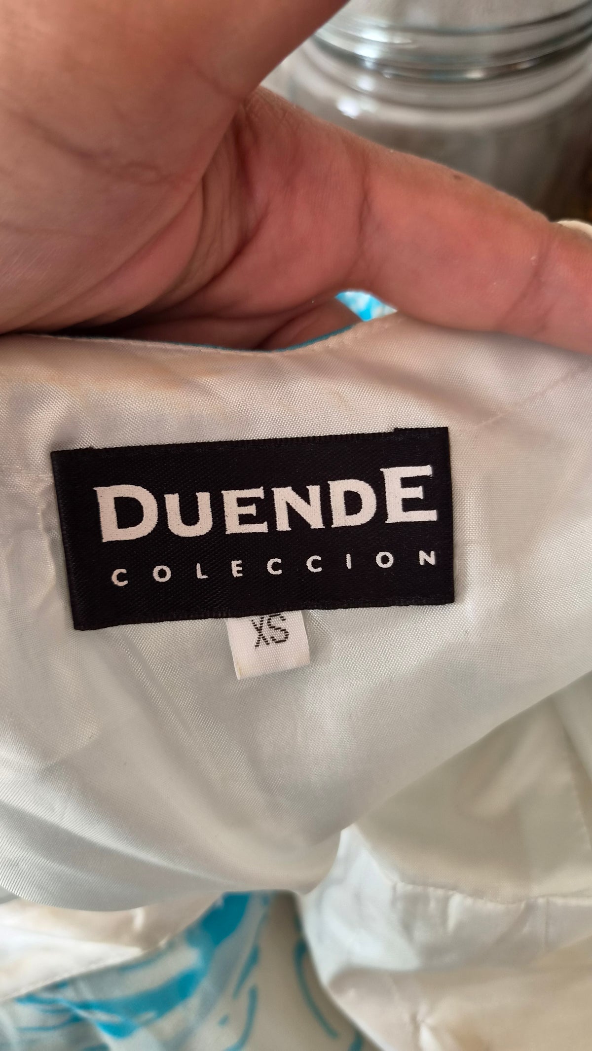 Robe dos nu en soie brodée