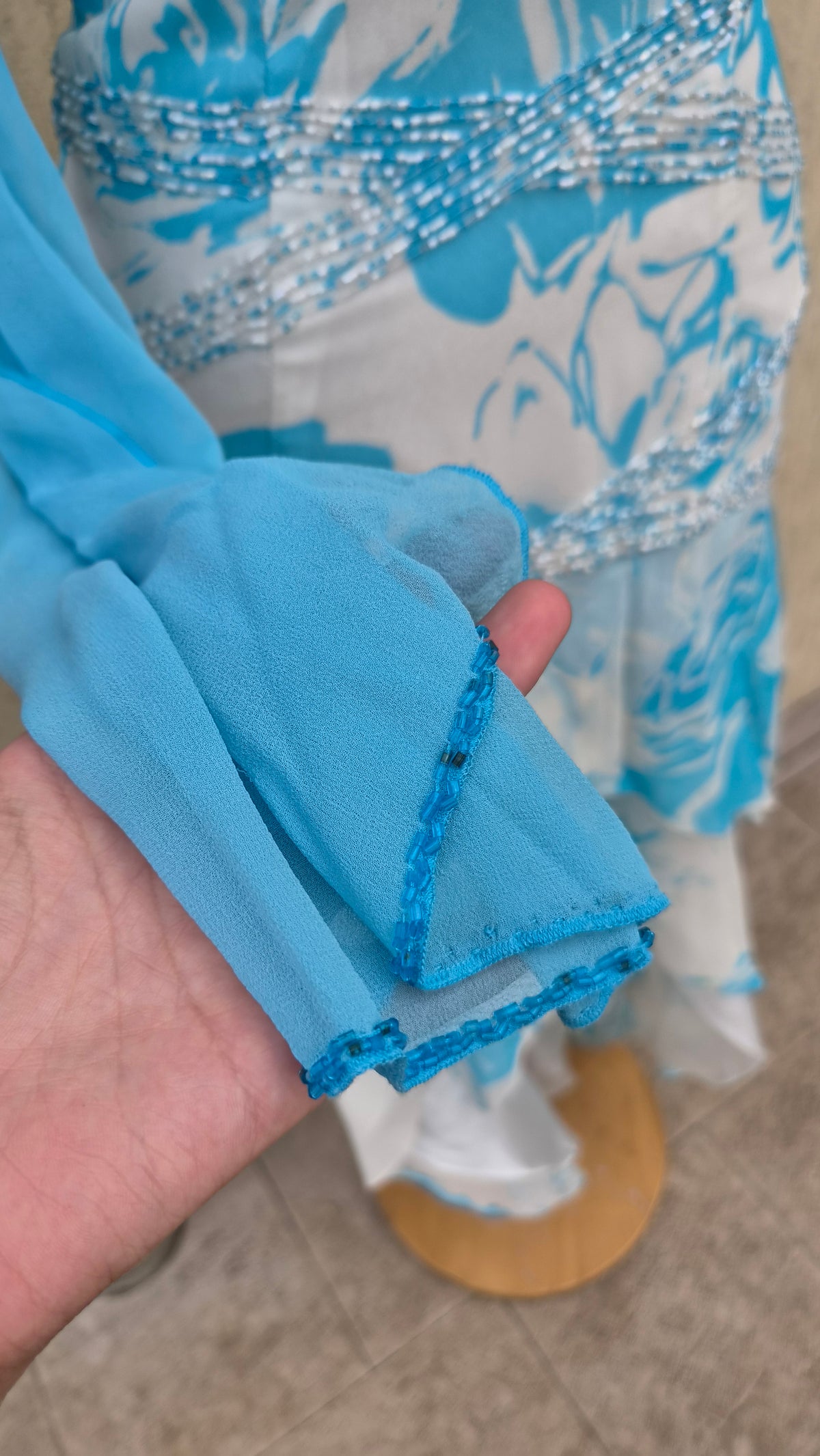 Robe dos nu en soie brodée