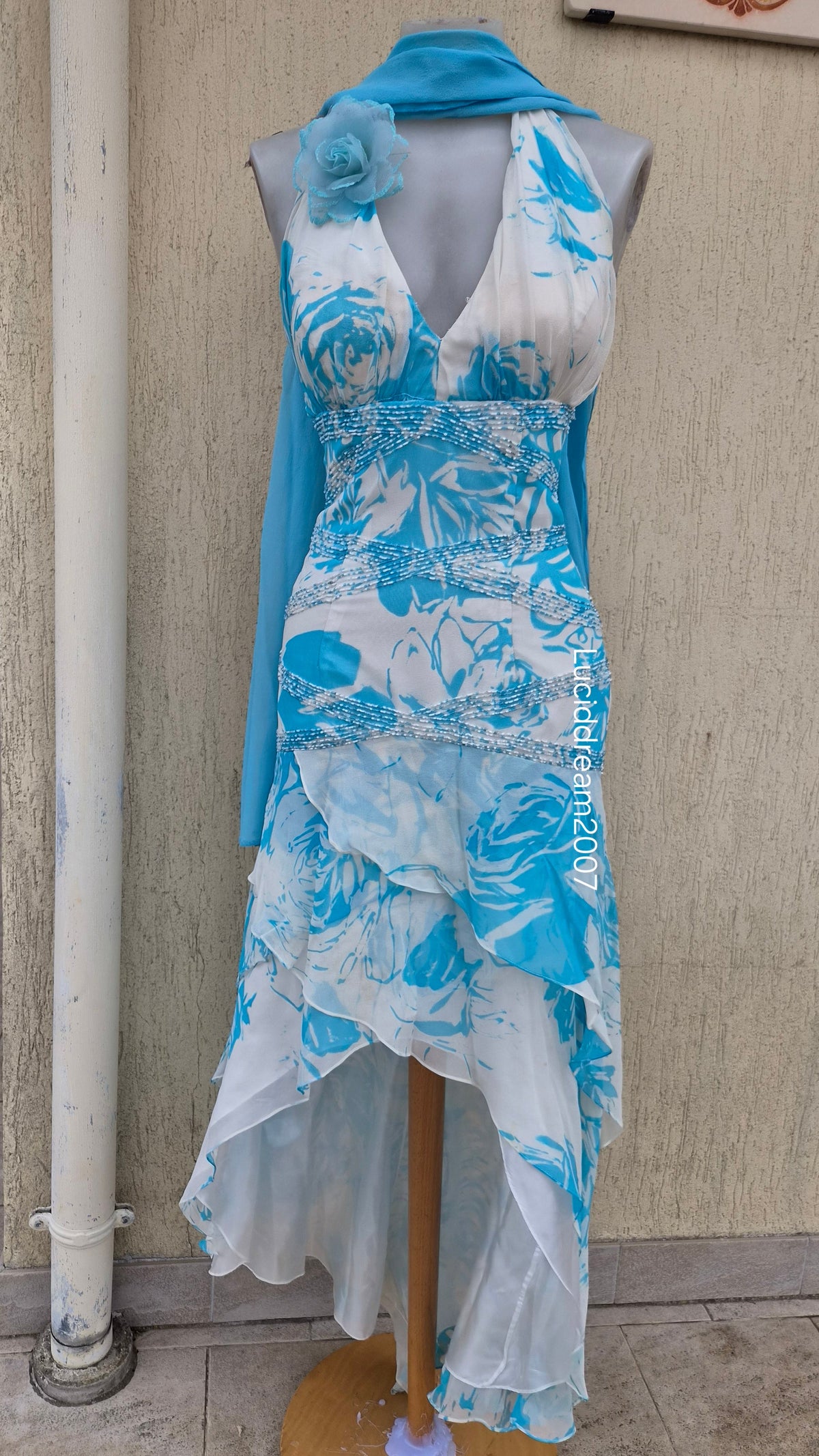 Robe dos nu en soie brodée