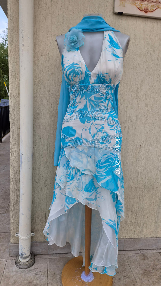 Robe dos nu en soie brodée
