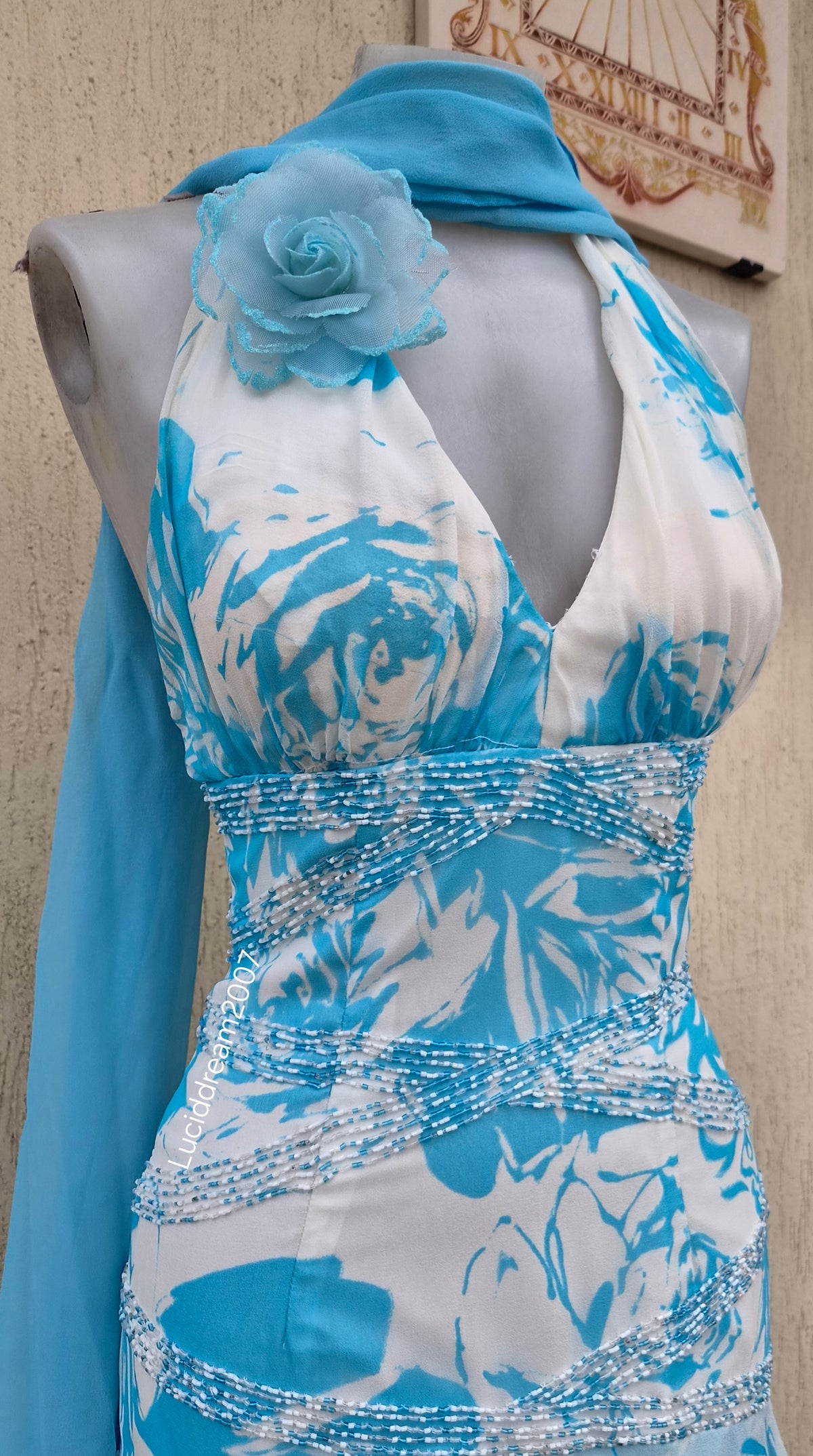 Robe dos nu en soie brodée