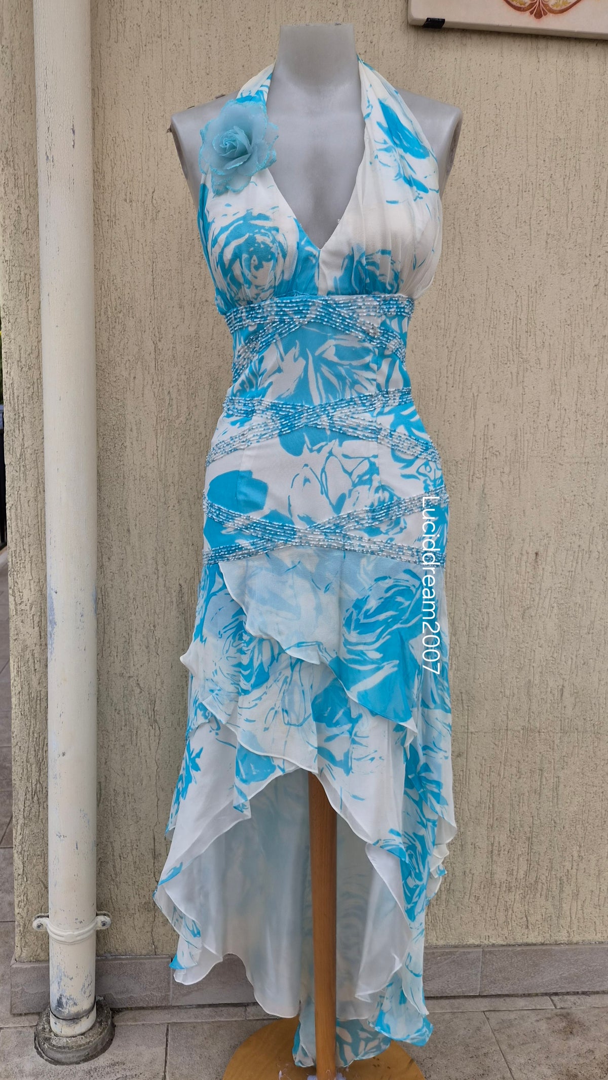 Robe dos nu en soie brodée