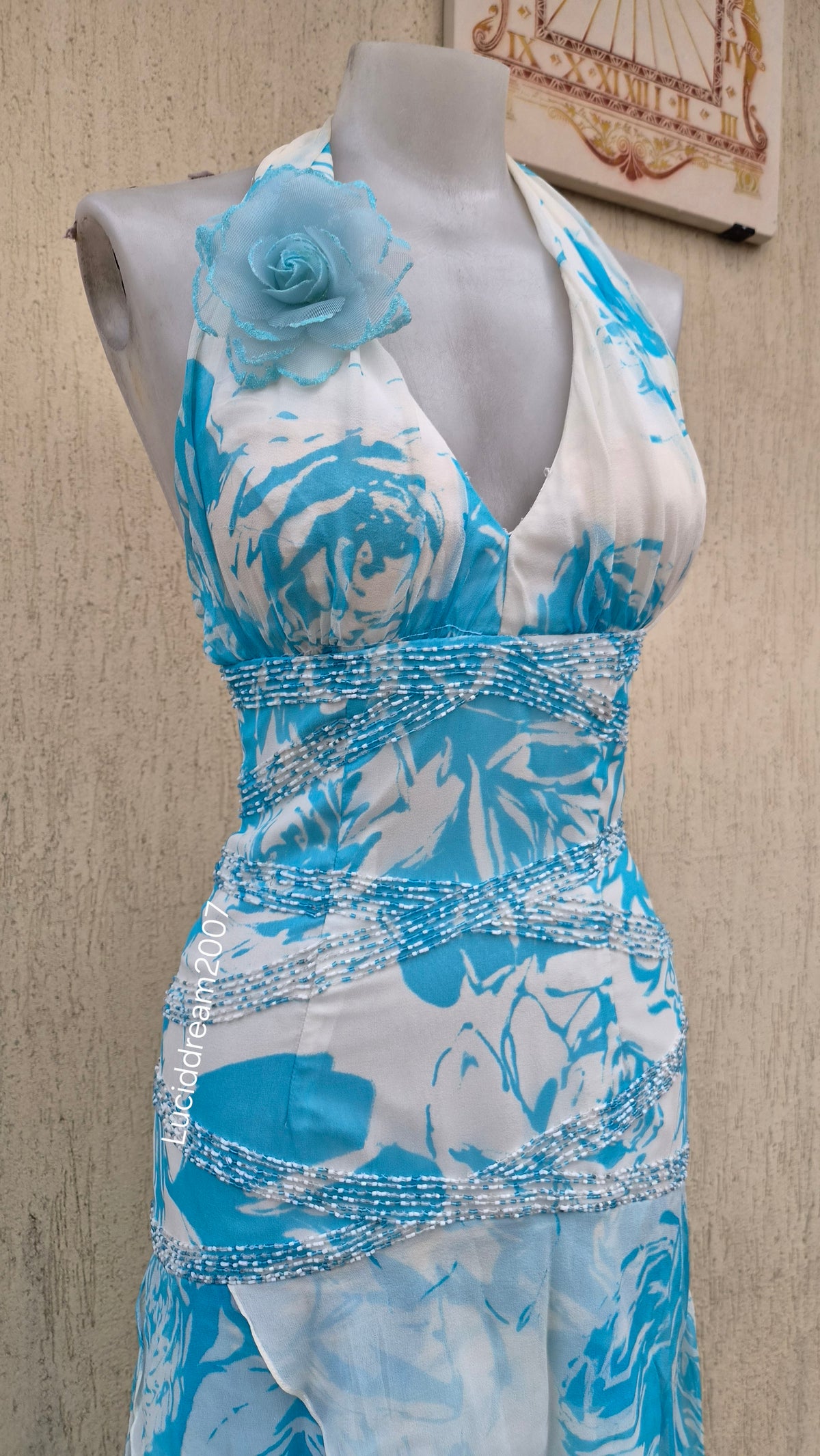 Robe dos nu en soie brodée