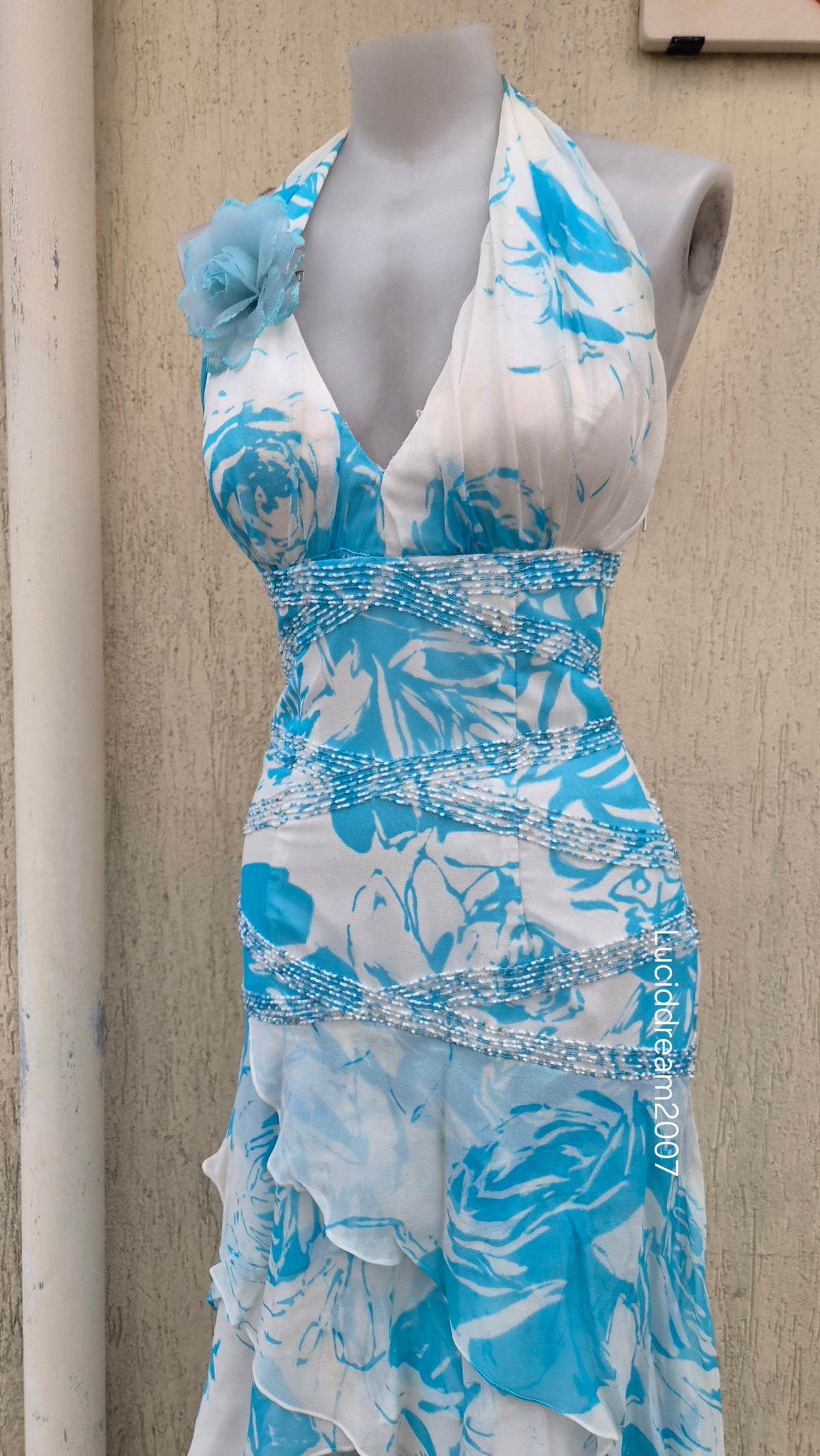 Robe dos nu en soie brodée