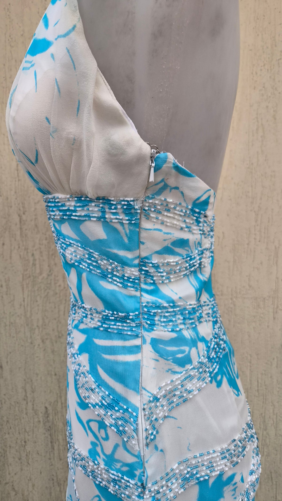 Robe dos nu en soie brodée
