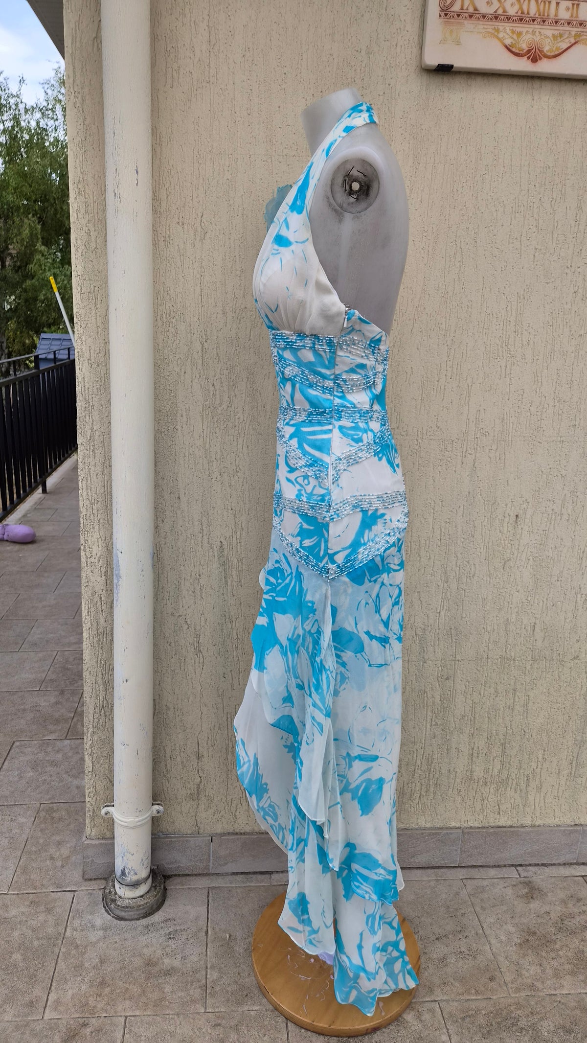 Robe dos nu en soie brodée