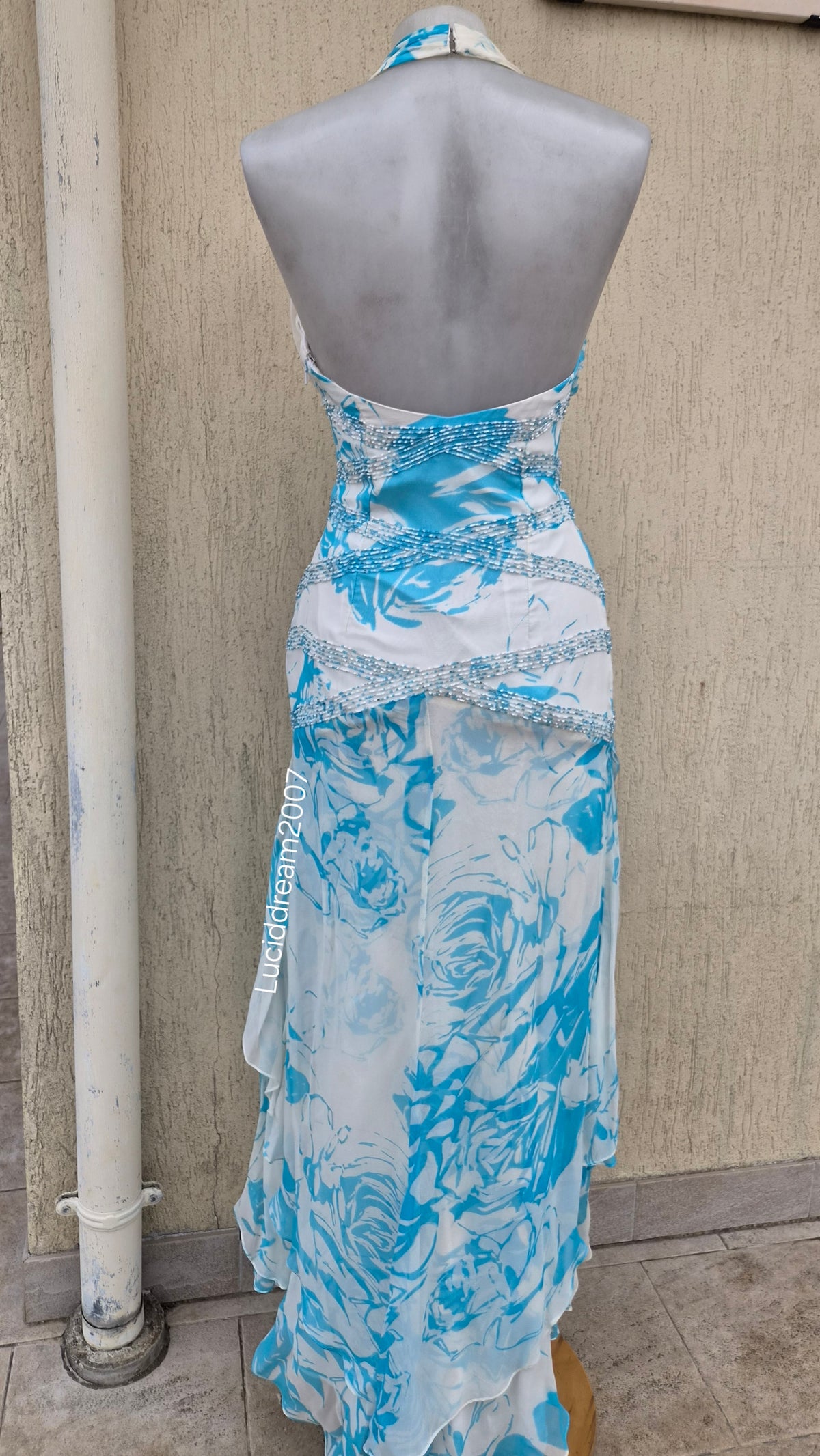 Robe dos nu en soie brodée