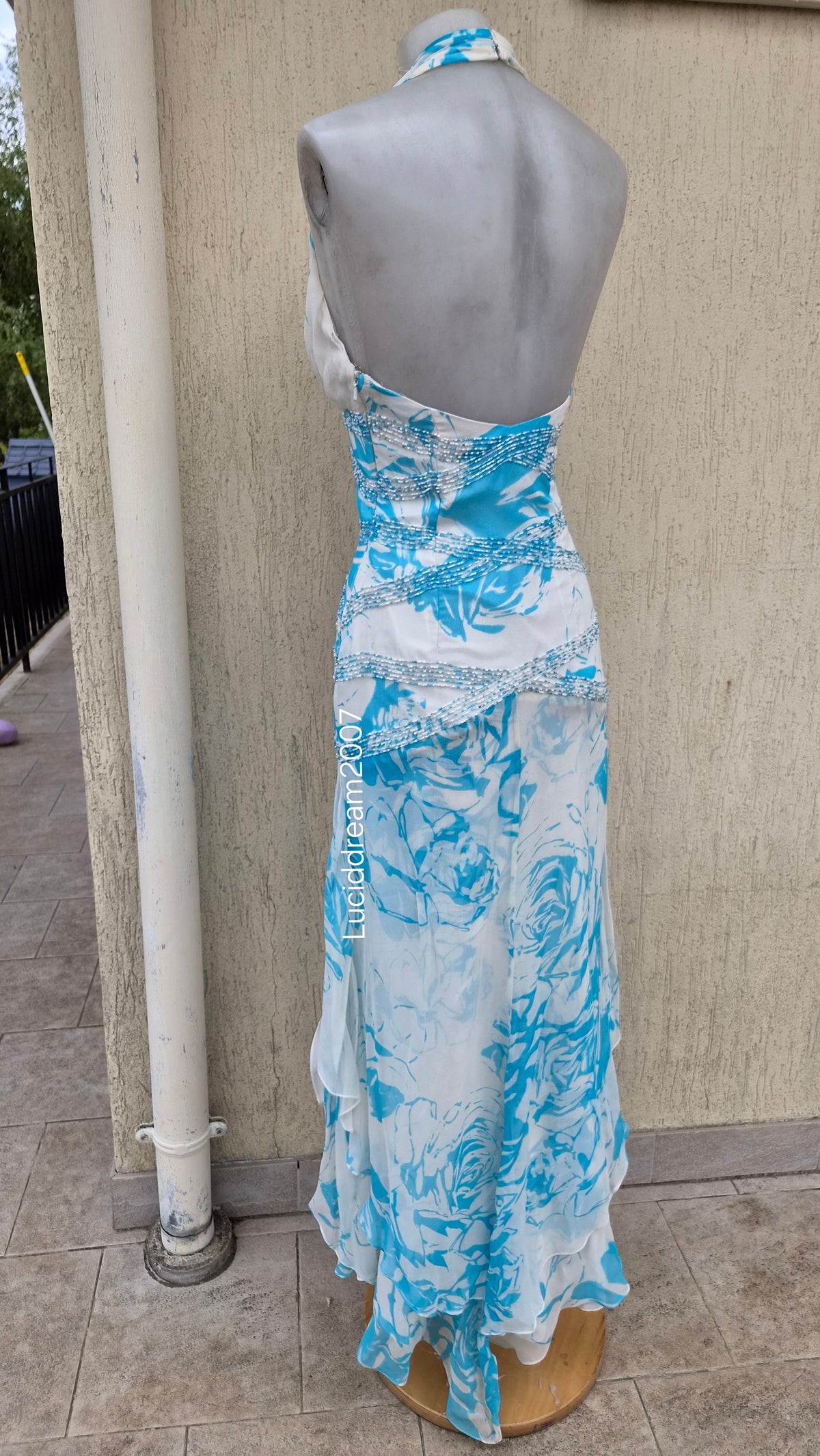 Robe dos nu en soie brodée