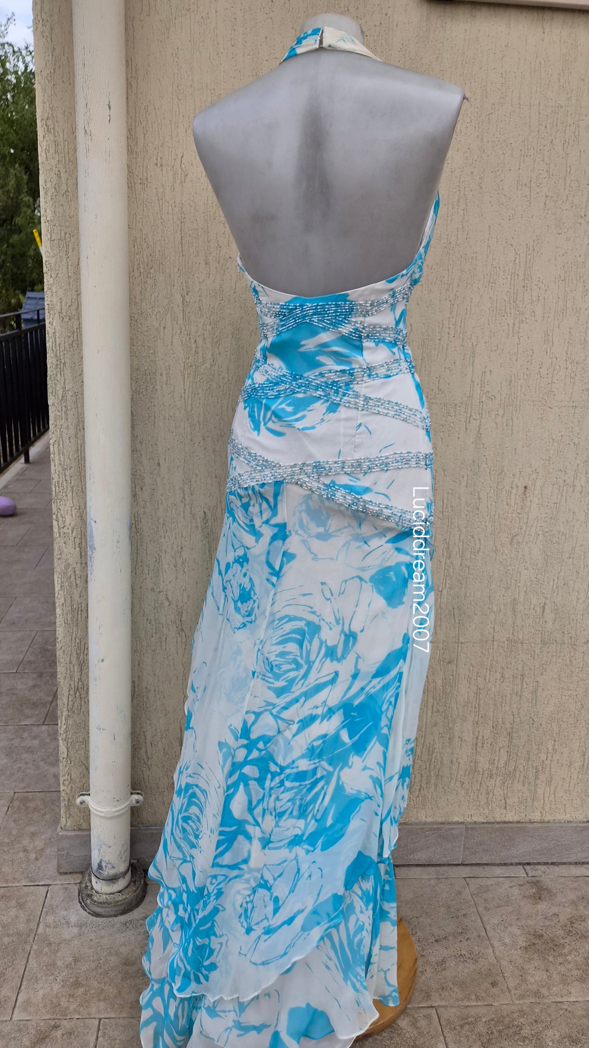 Robe dos nu en soie brodée