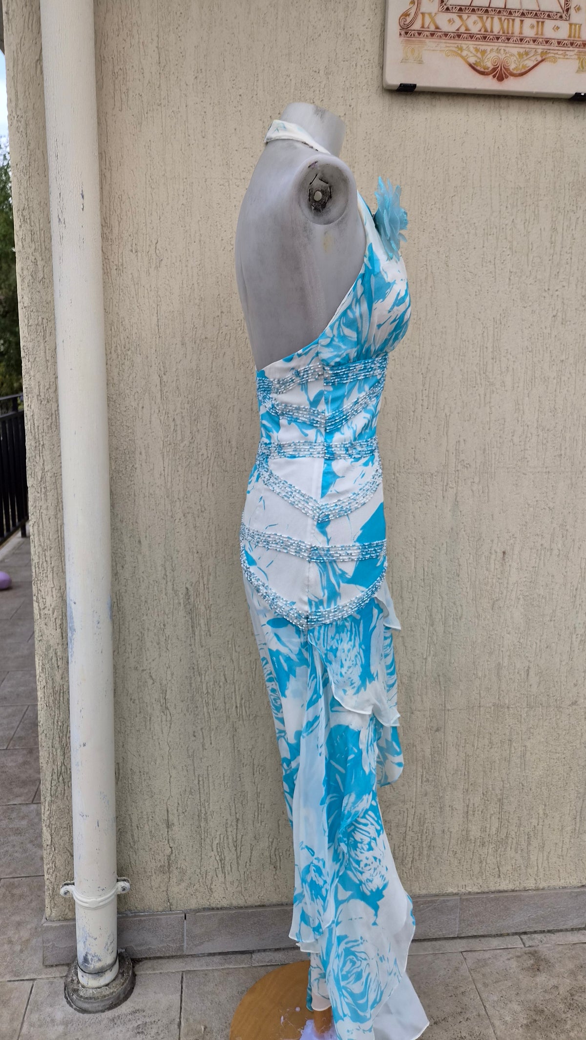 Robe dos nu en soie brodée