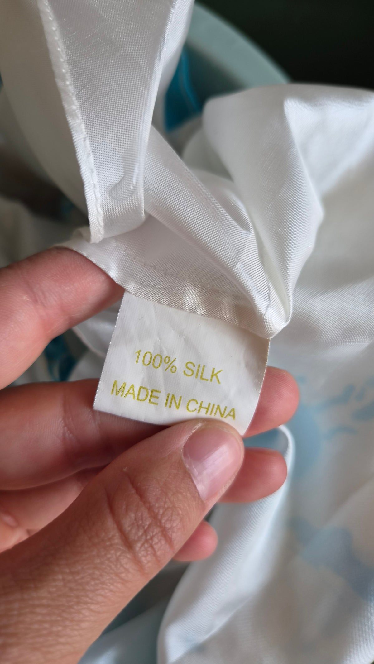 Robe dos nu en soie brodée