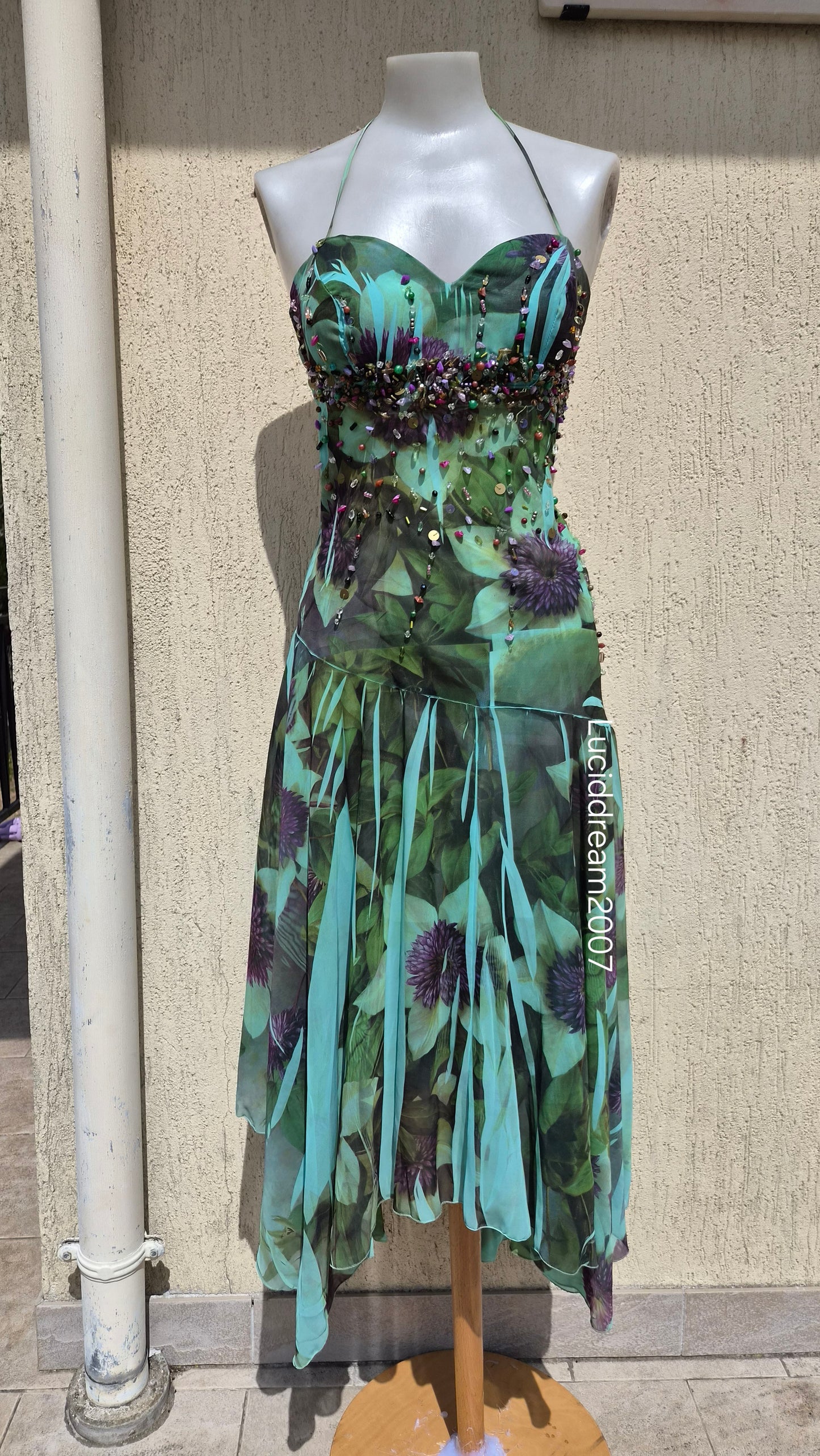Robe dos nu avec pierres brodées